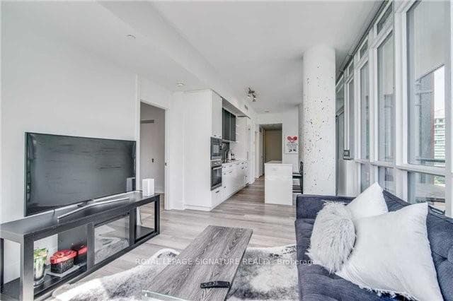 32 Davenport Road Unit 607 photo 1