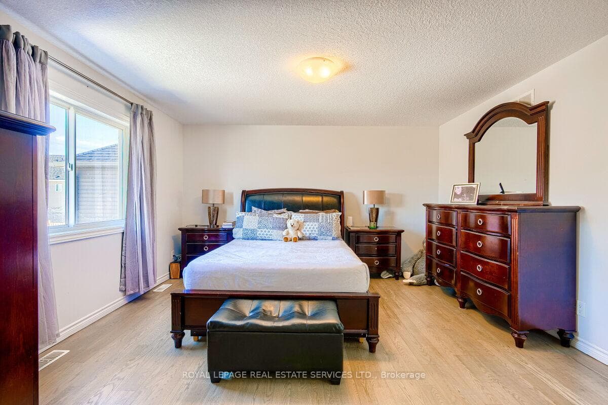 573 Forman Avenue photo 24
