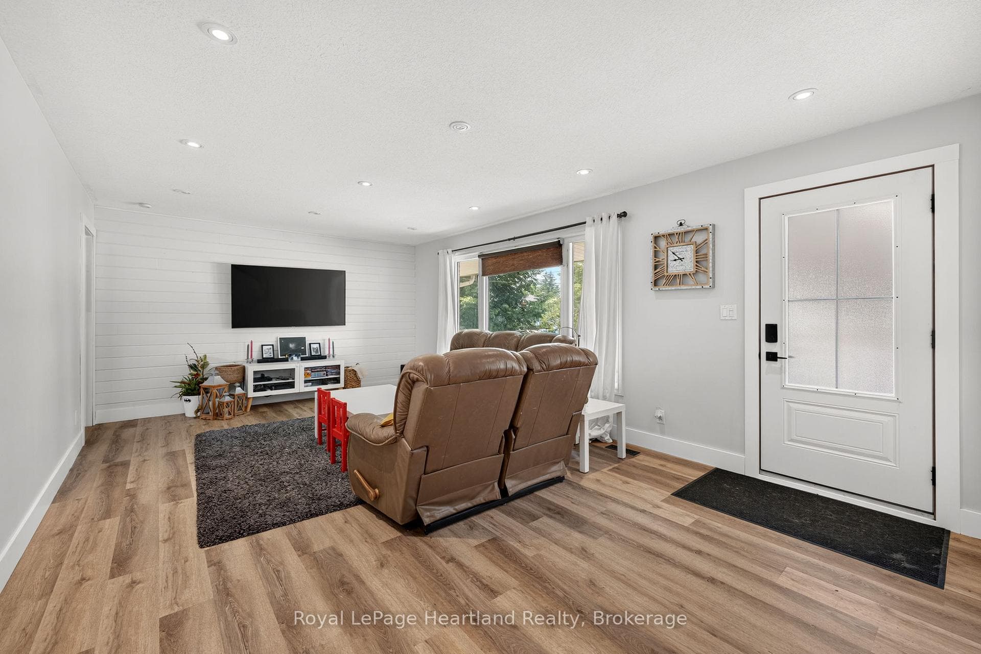 240 Elm Avenue photo 4