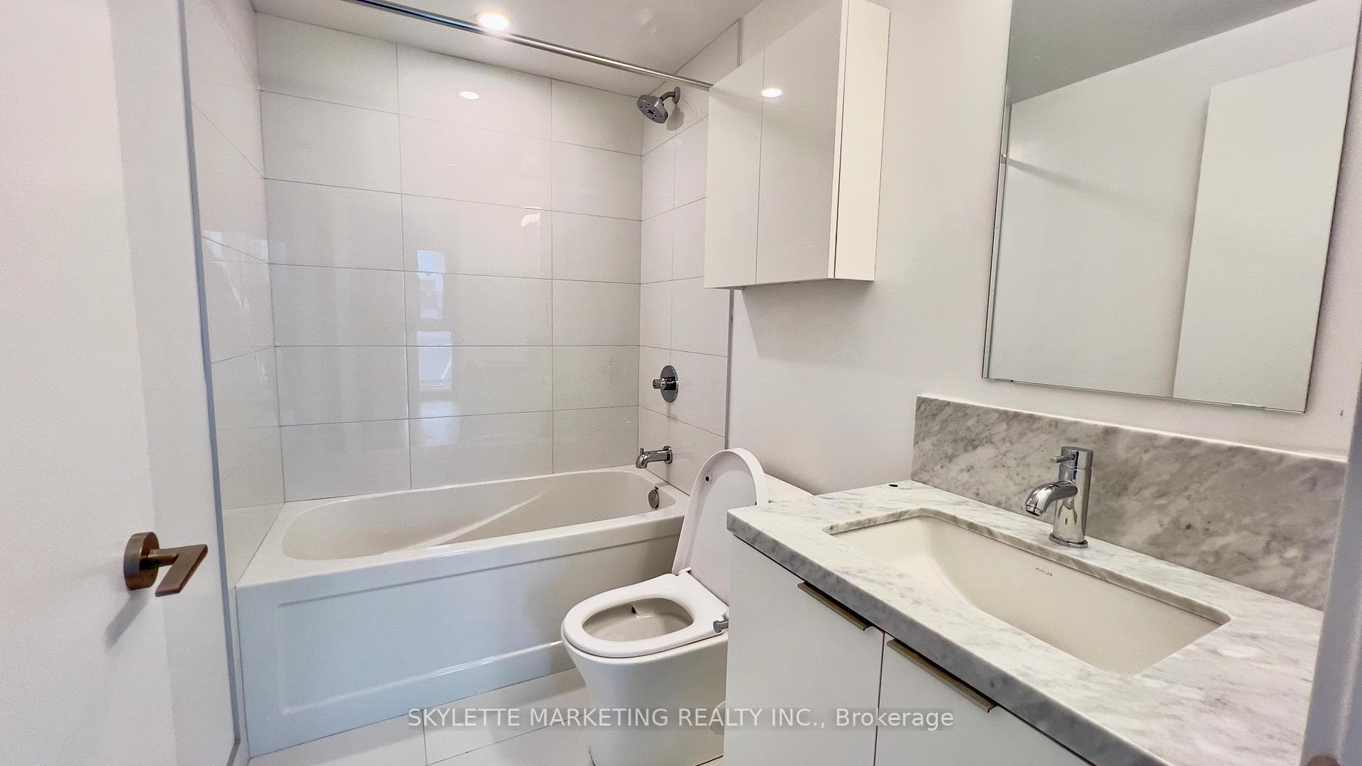 230 Simcoe Street Unit 2417 photo 25