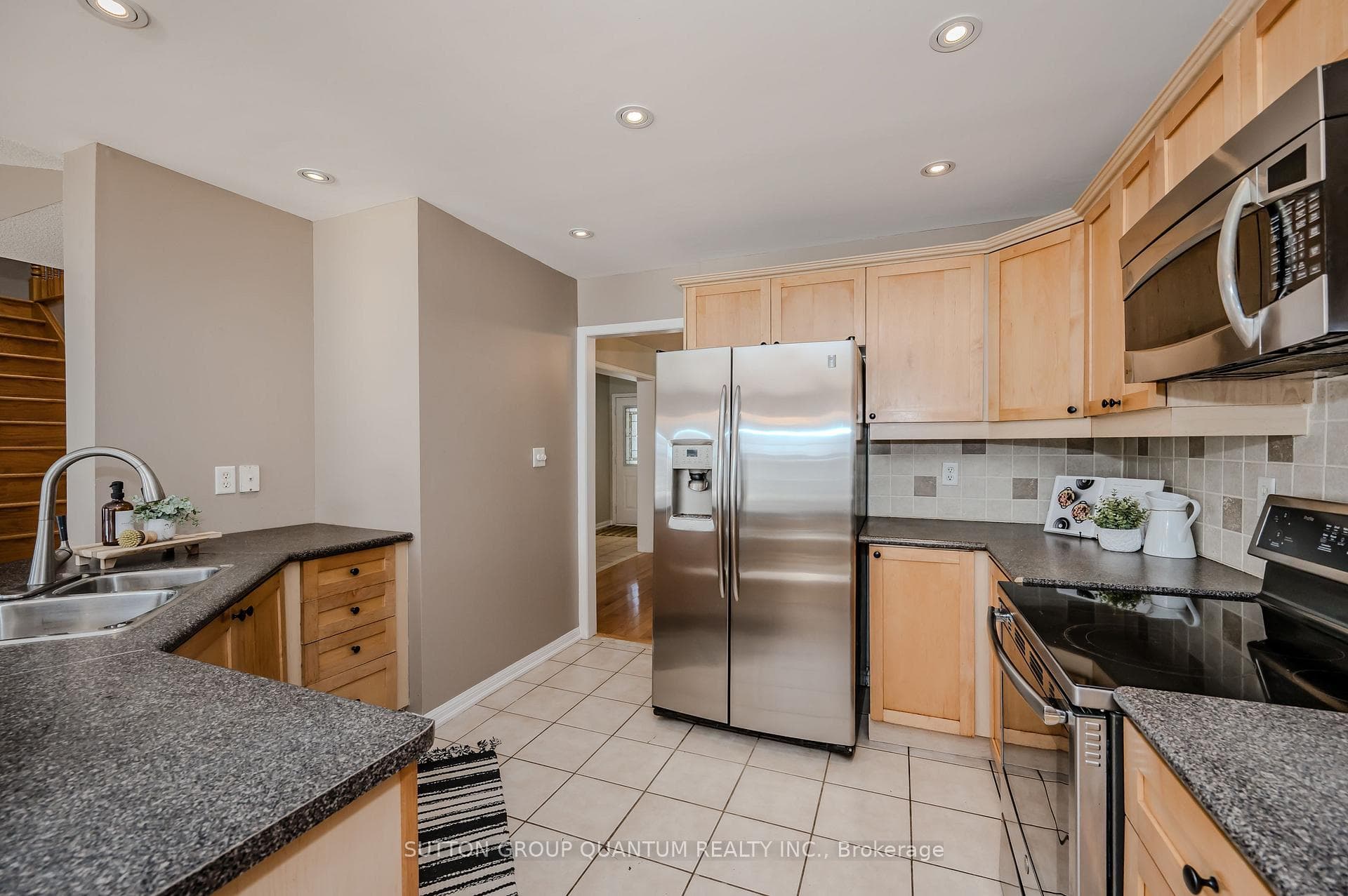 944 Hollinrake Crescent photo 14