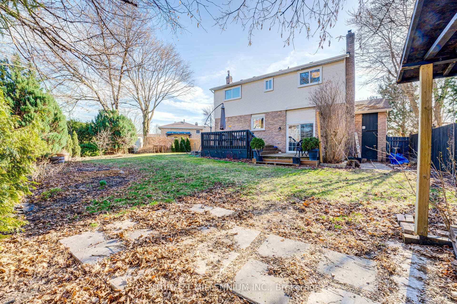 16 Eastman Crescent photo 36
