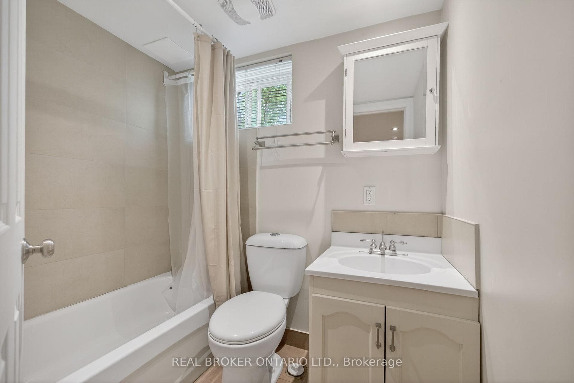 9 Graham Avenue photo 29