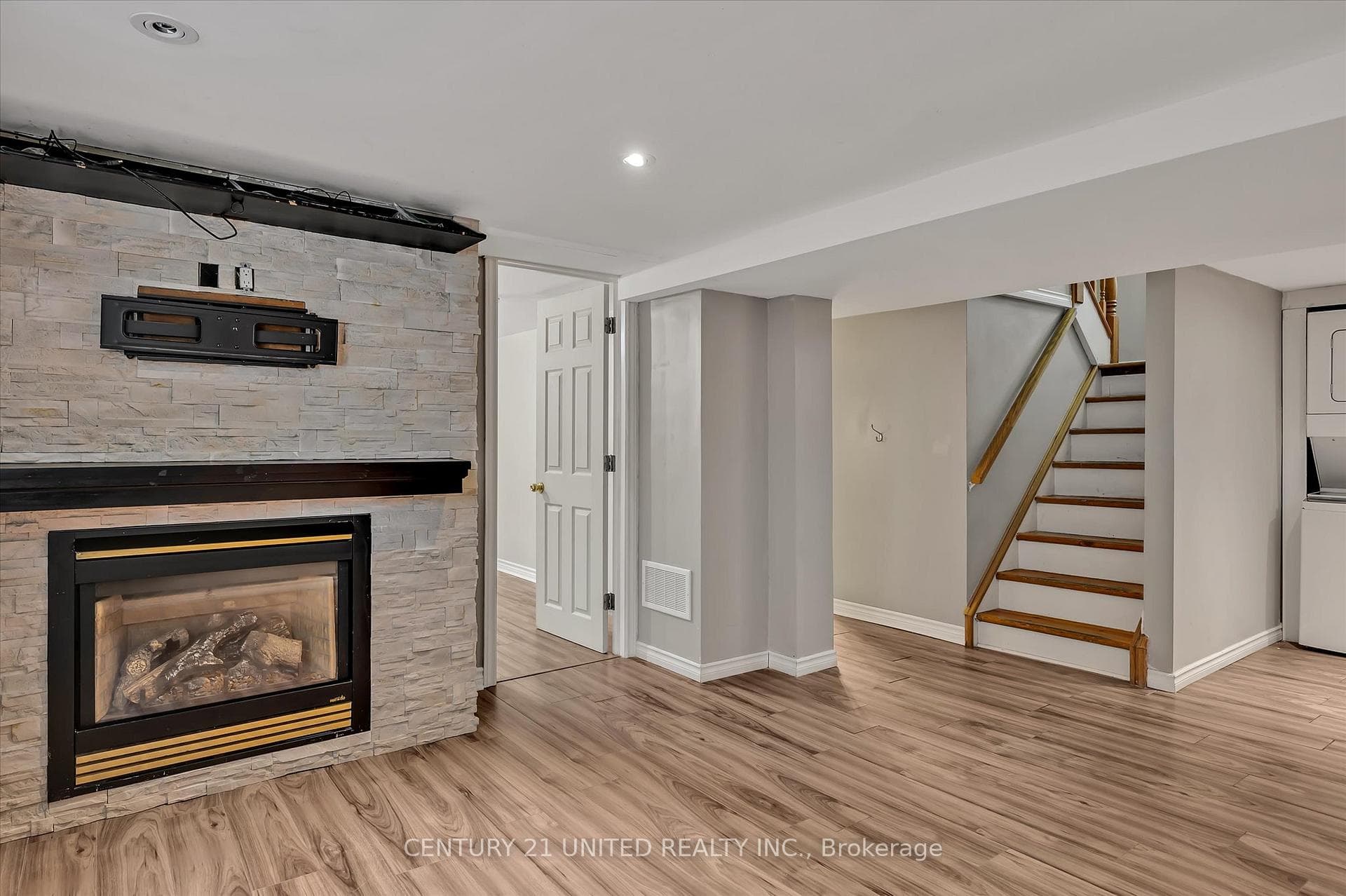 891 Ford Street photo 27