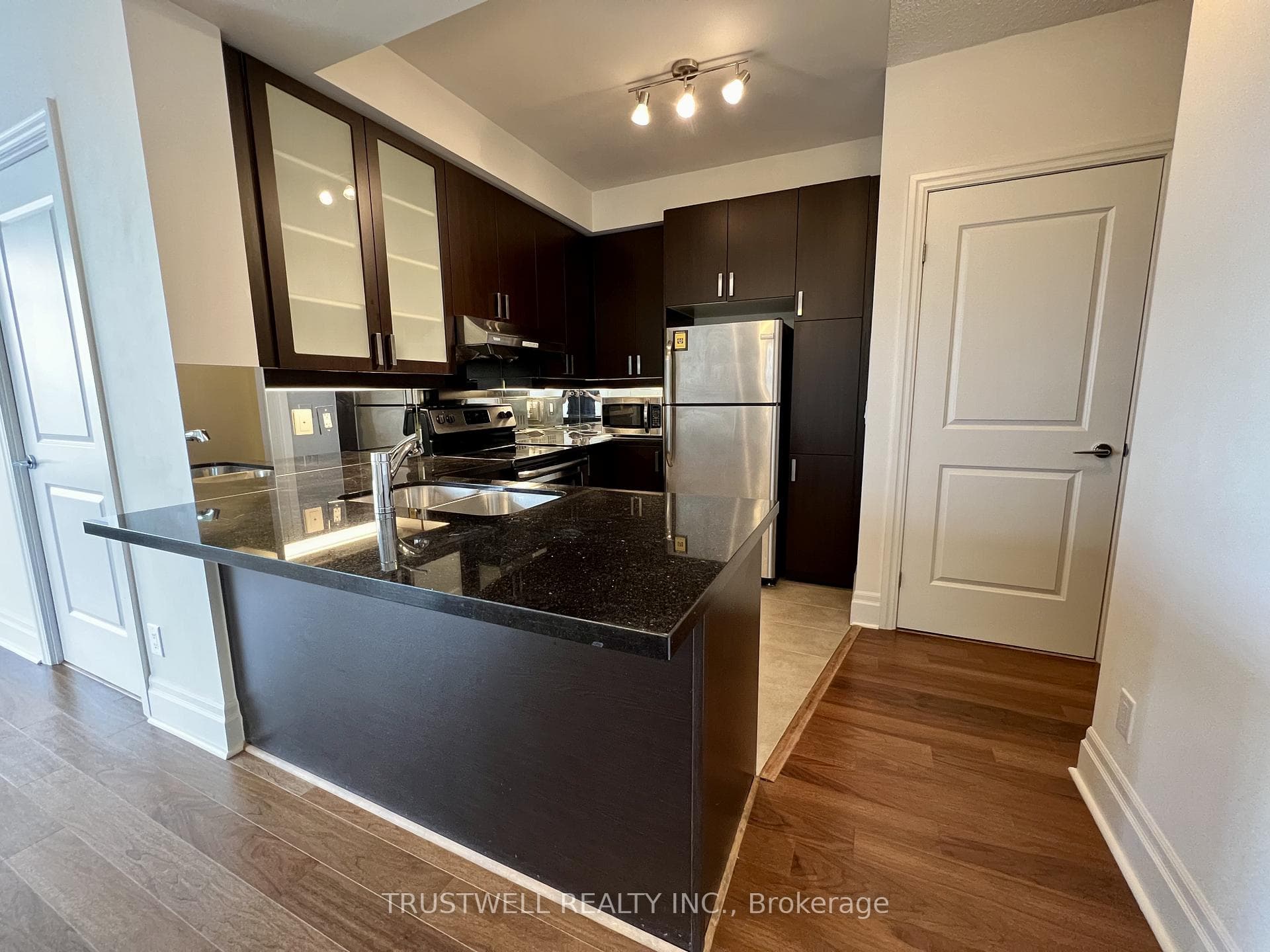 131 Upper Duke Crescent Unit 810 photo 5