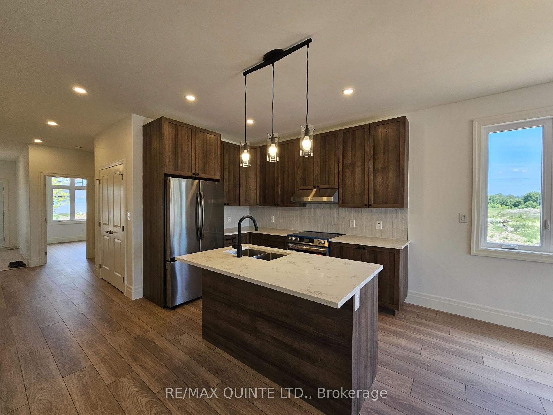Kitchen with centre island