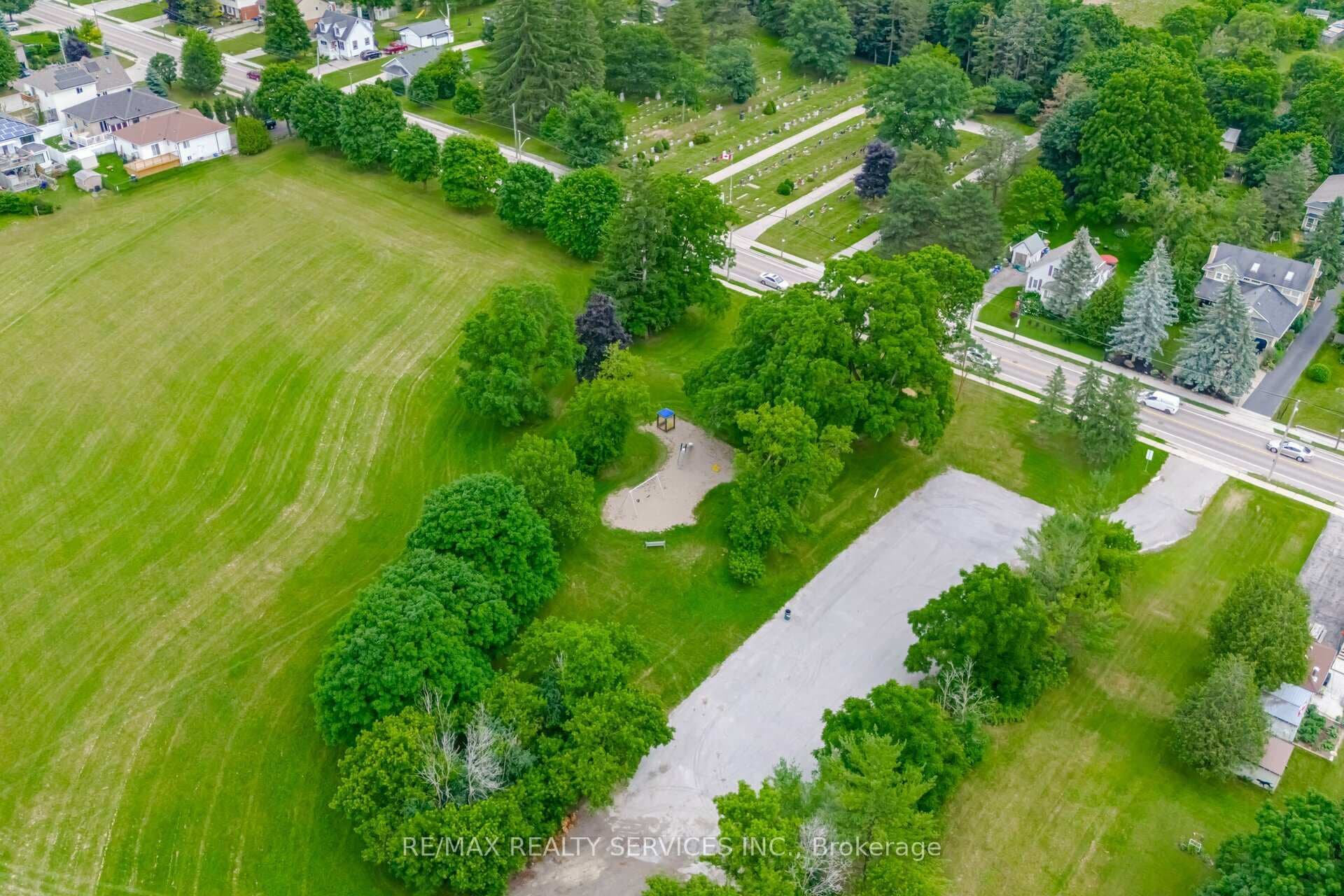 262 Tagge Crescent photo 37