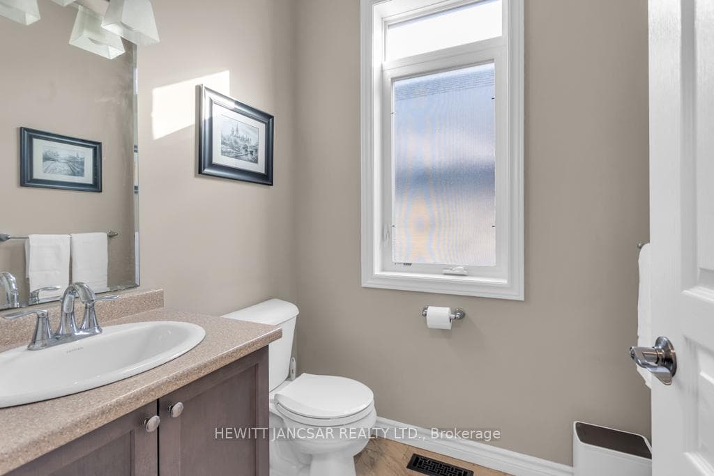 424 Alan Crescent photo 8
