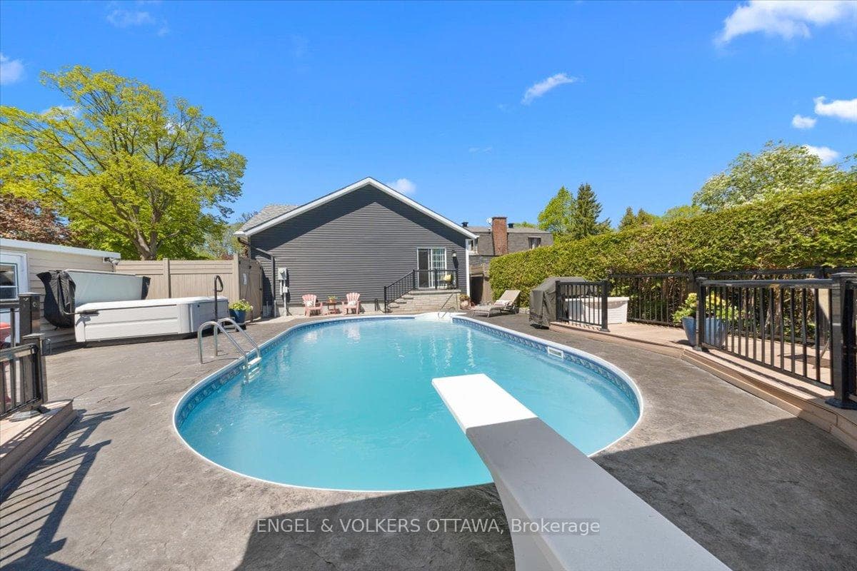 1005 Gold Crescent photo 35