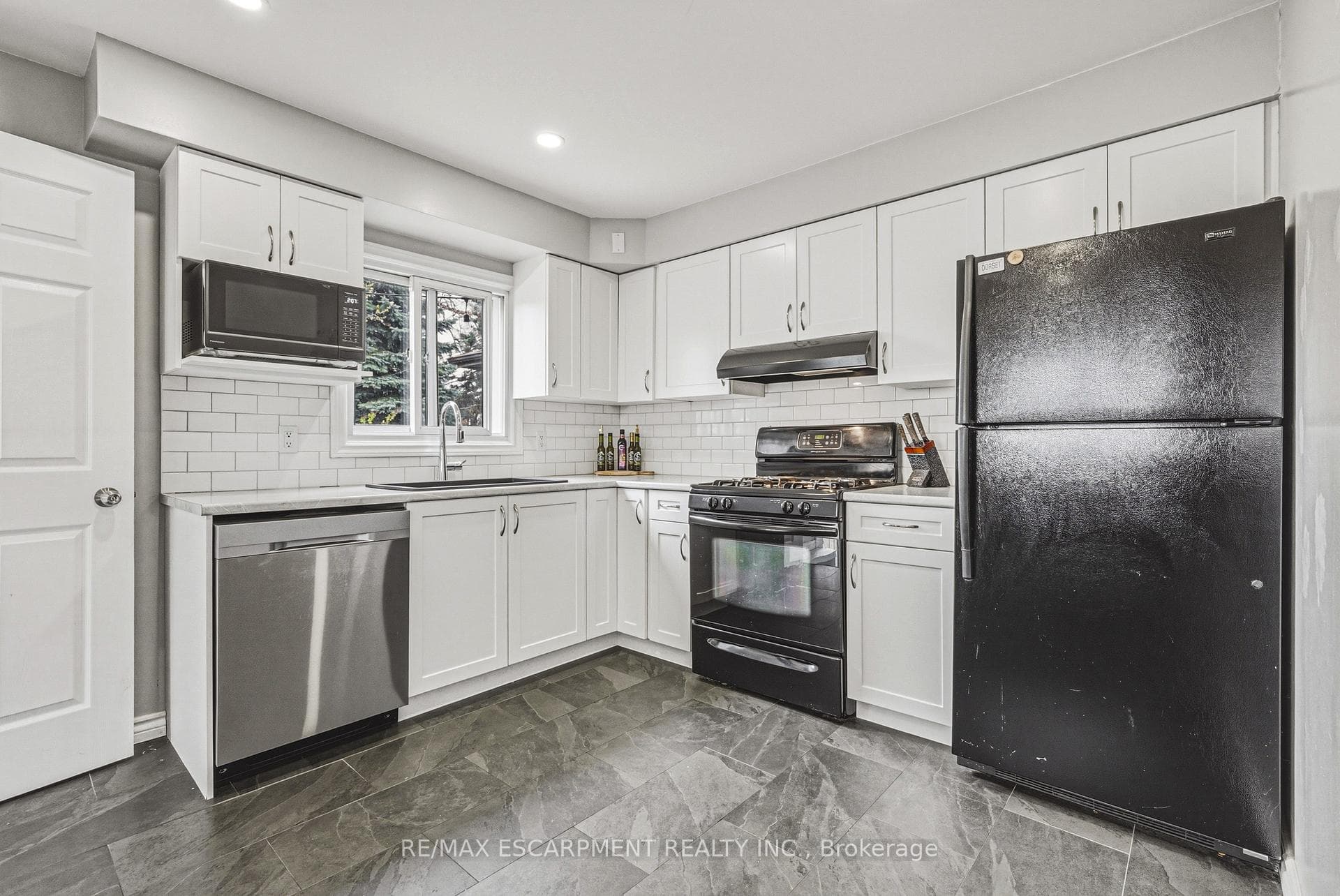 161 Ivon Avenue photo 8