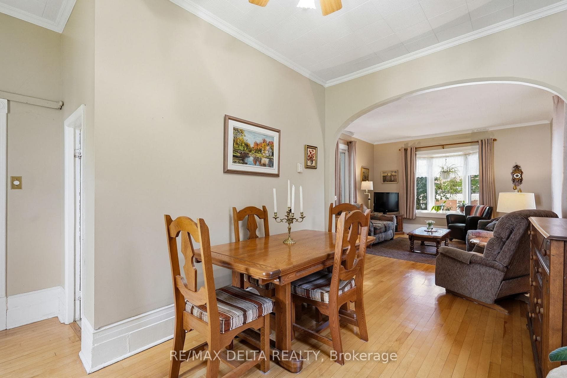 Nice flow - from kitchen to dining room.