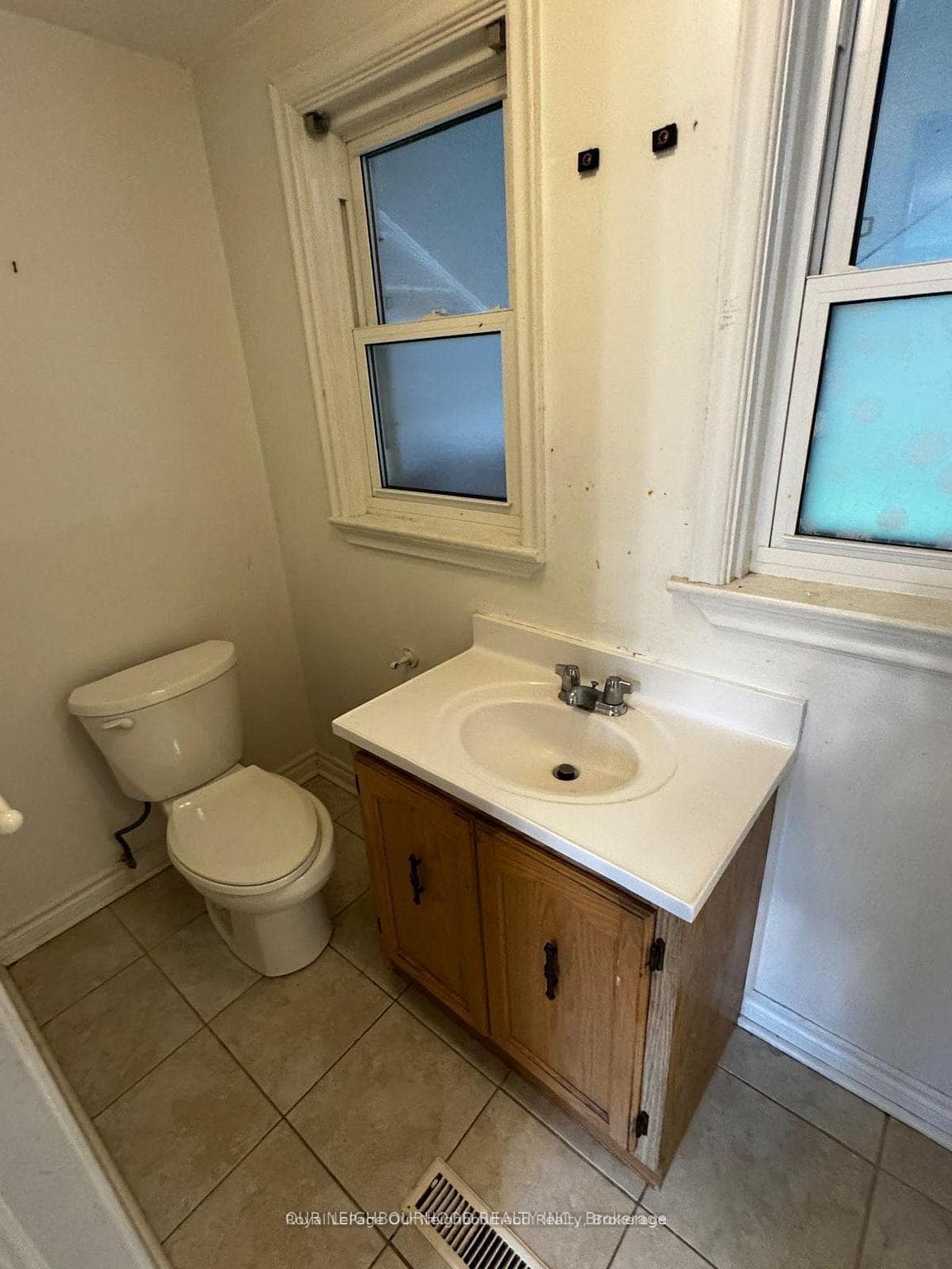 105 Poyntz Avenue Unit Upper photo 1