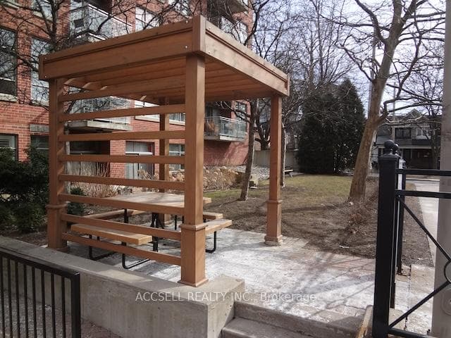 2495 Dundas Street Unit 612 photo 2