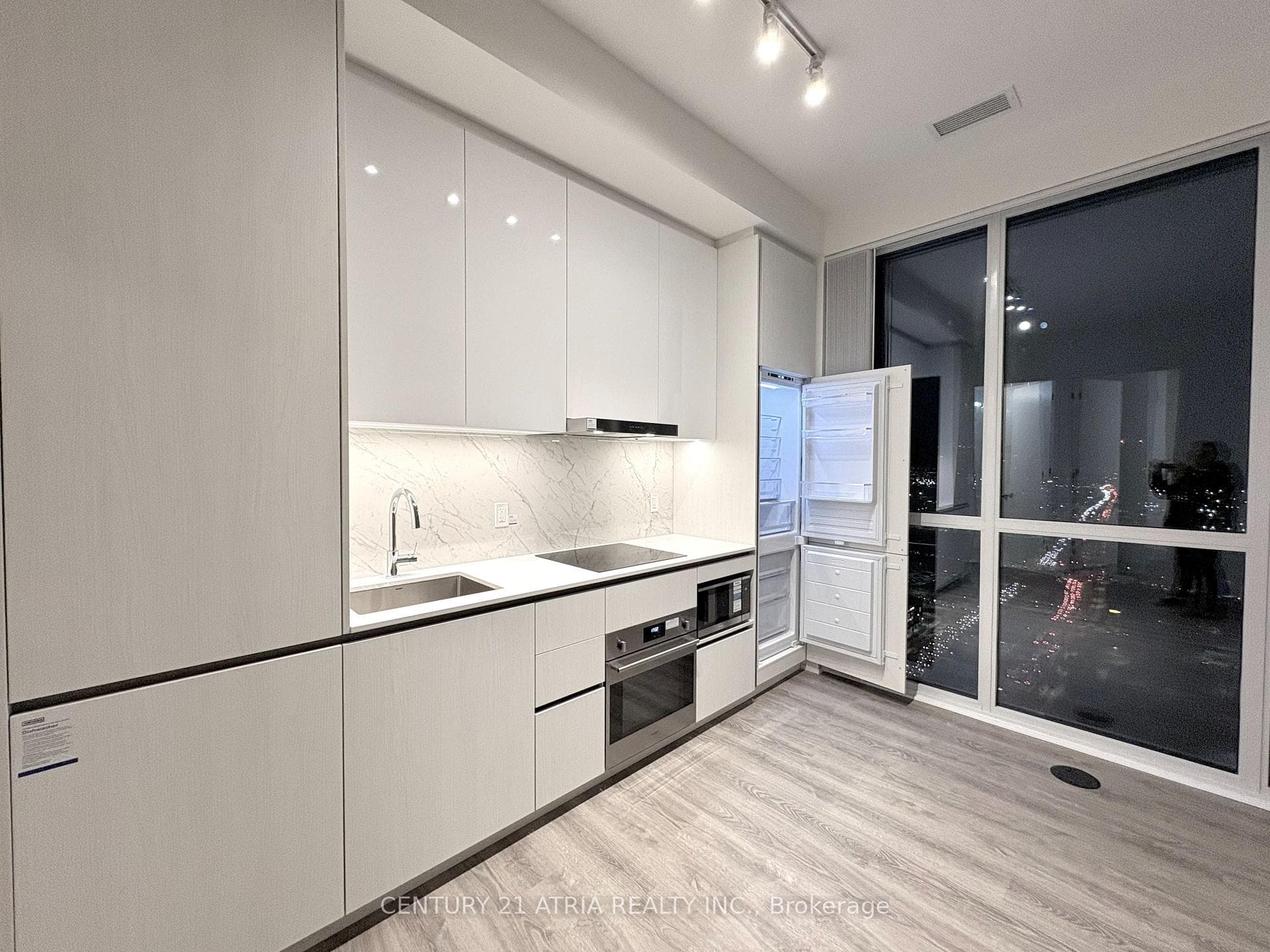 8 Interchange Way Unit 3707 photo 5