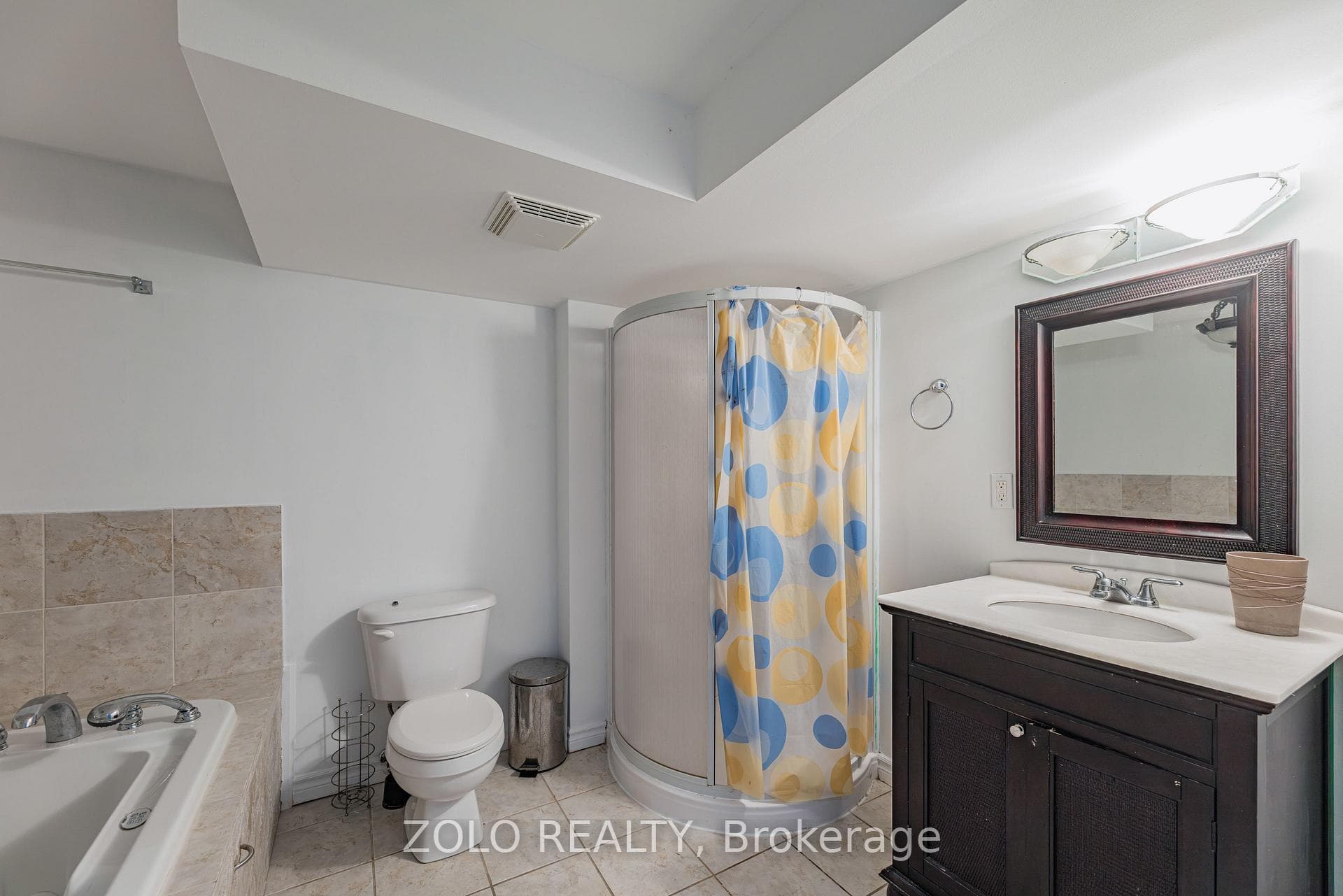 1580 Earl Crescent photo 38