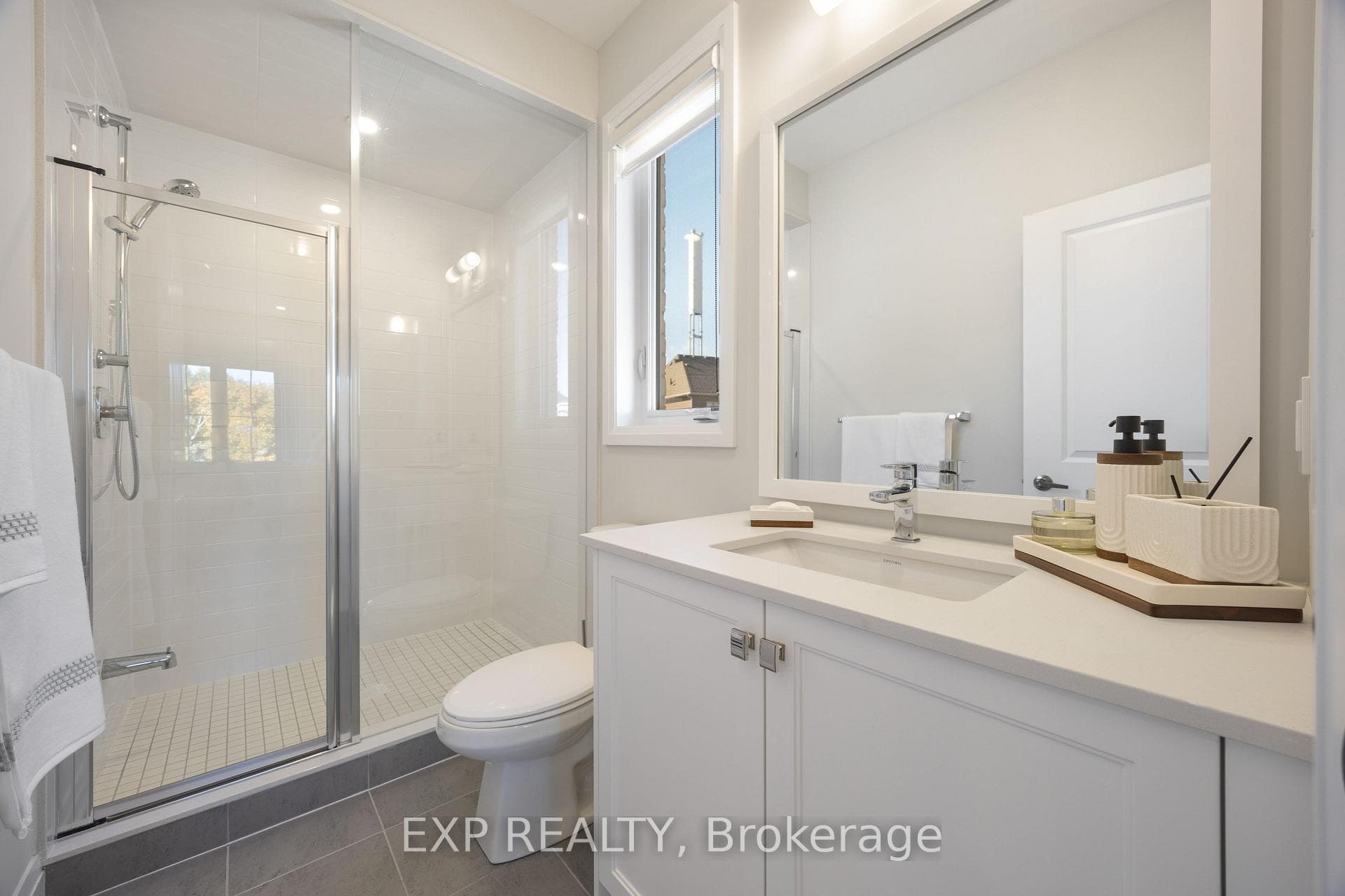 6 Klees Crescent photo 29