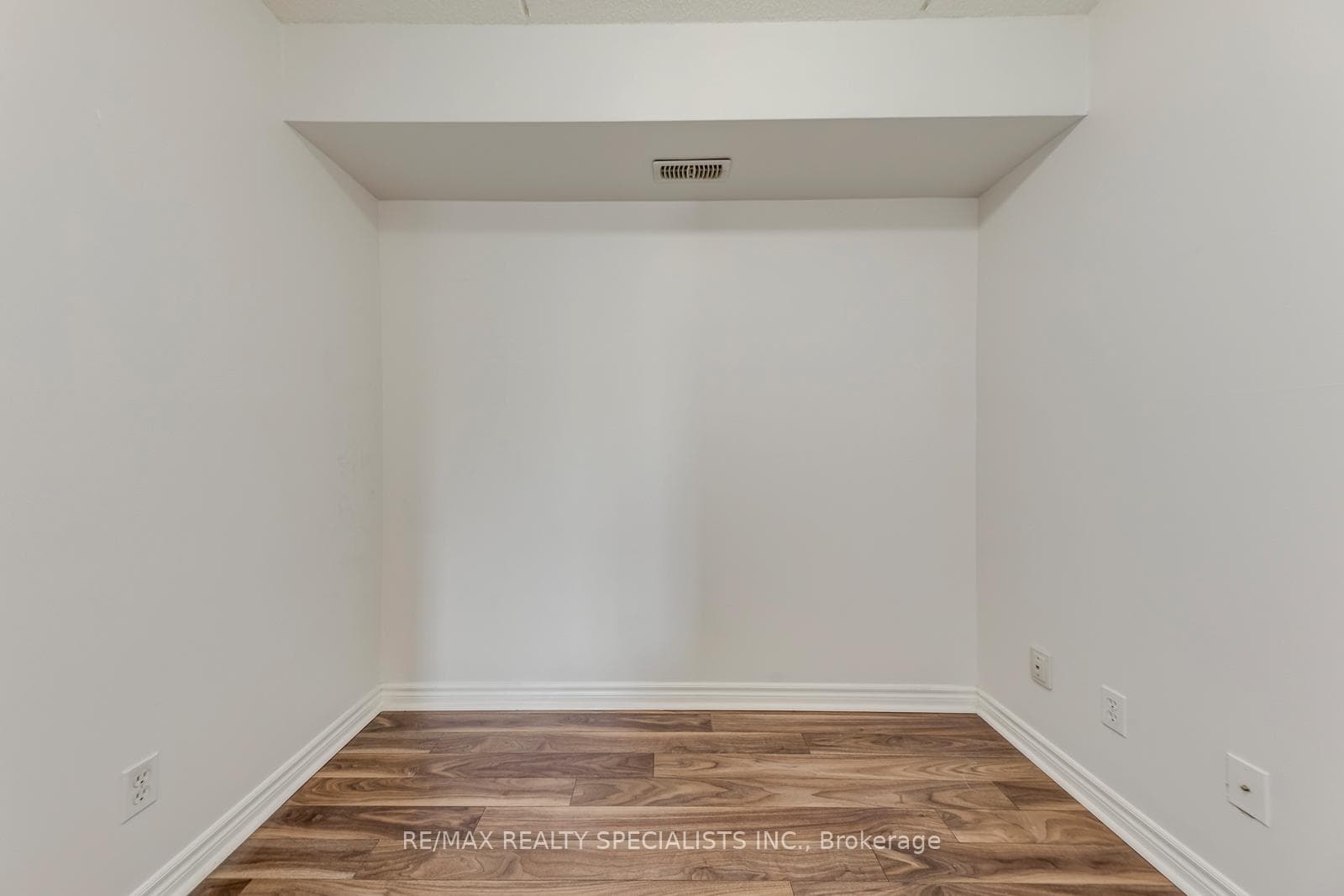 2035 Appleby Line Unit 308 photo 21