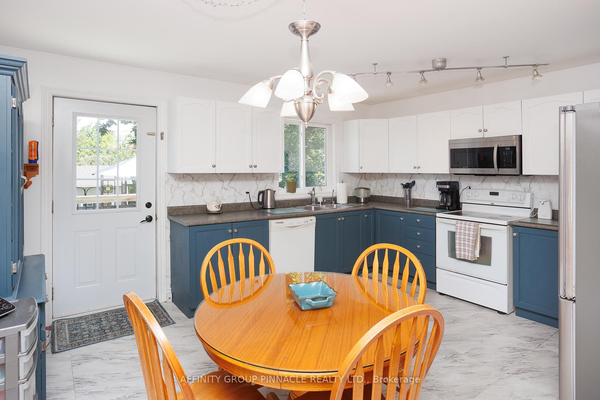 476 Bay Street photo 10