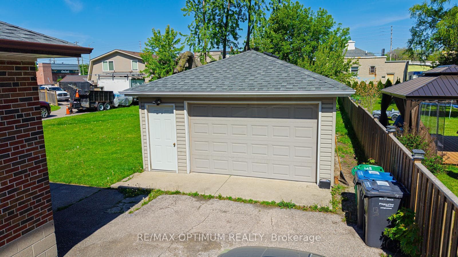 1747 Coram Crescent photo 47