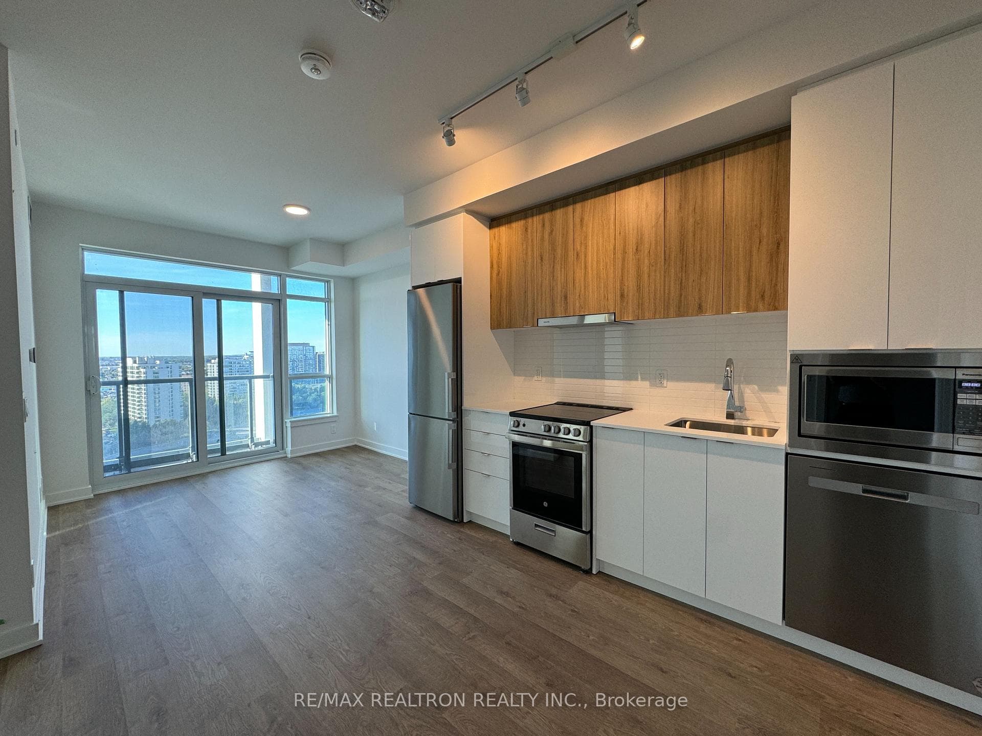 50 Upper Mall Way Unit B1606 photo 2