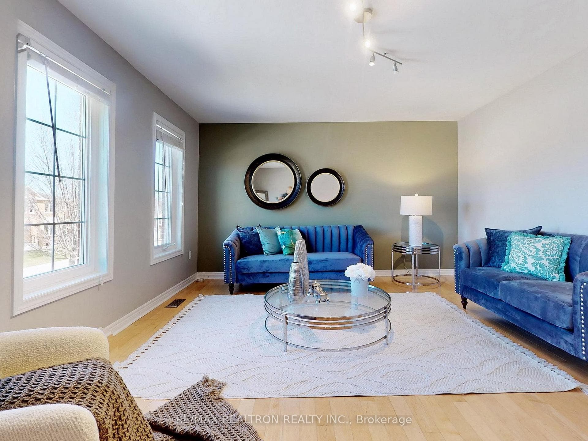1605 Seguin Square photo 21