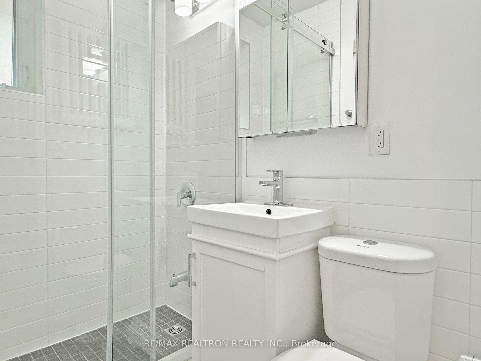 396 Avenue Road Unit 216 photo 1