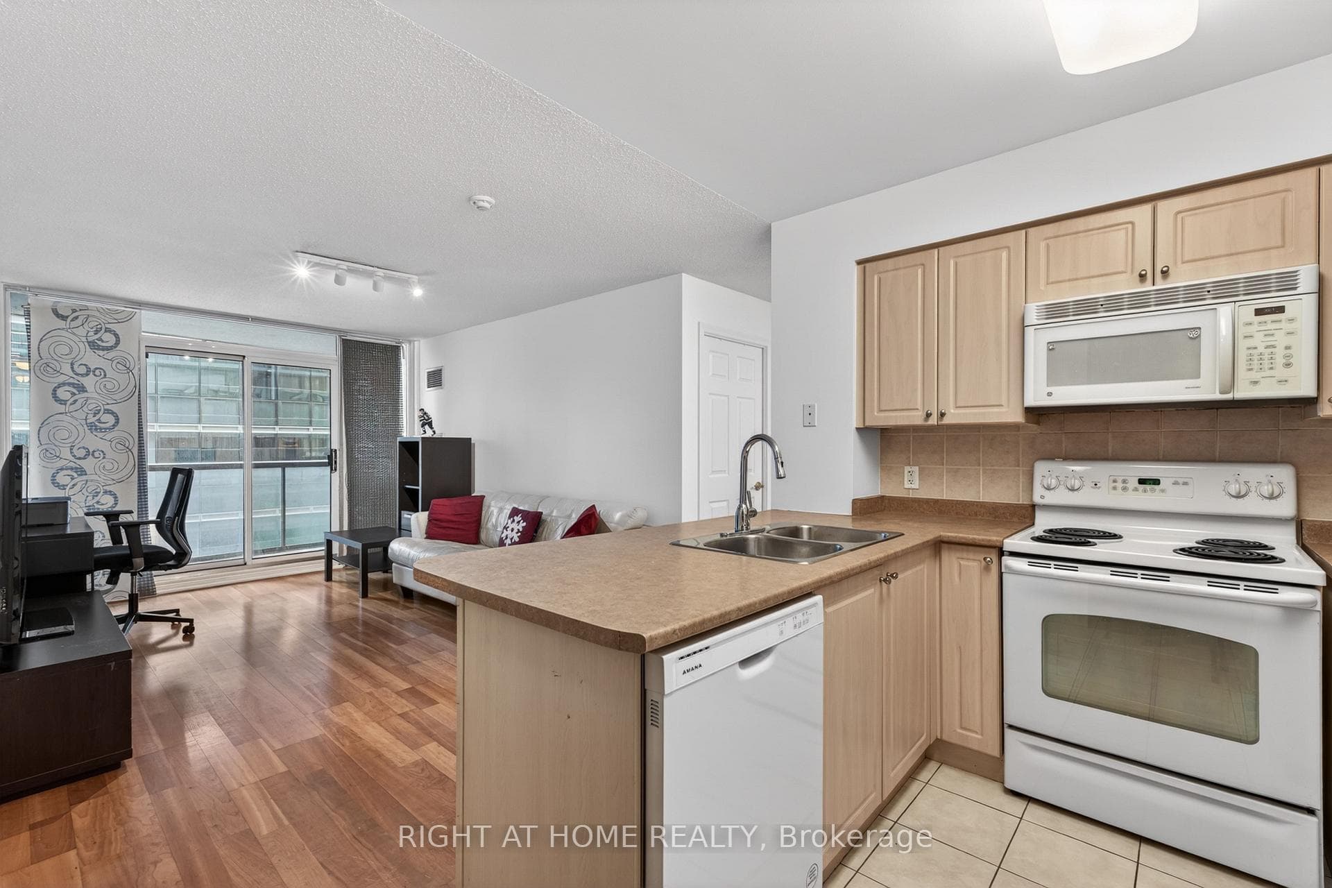 30 Grand Trunk Crescent Unit 1607 photo 6