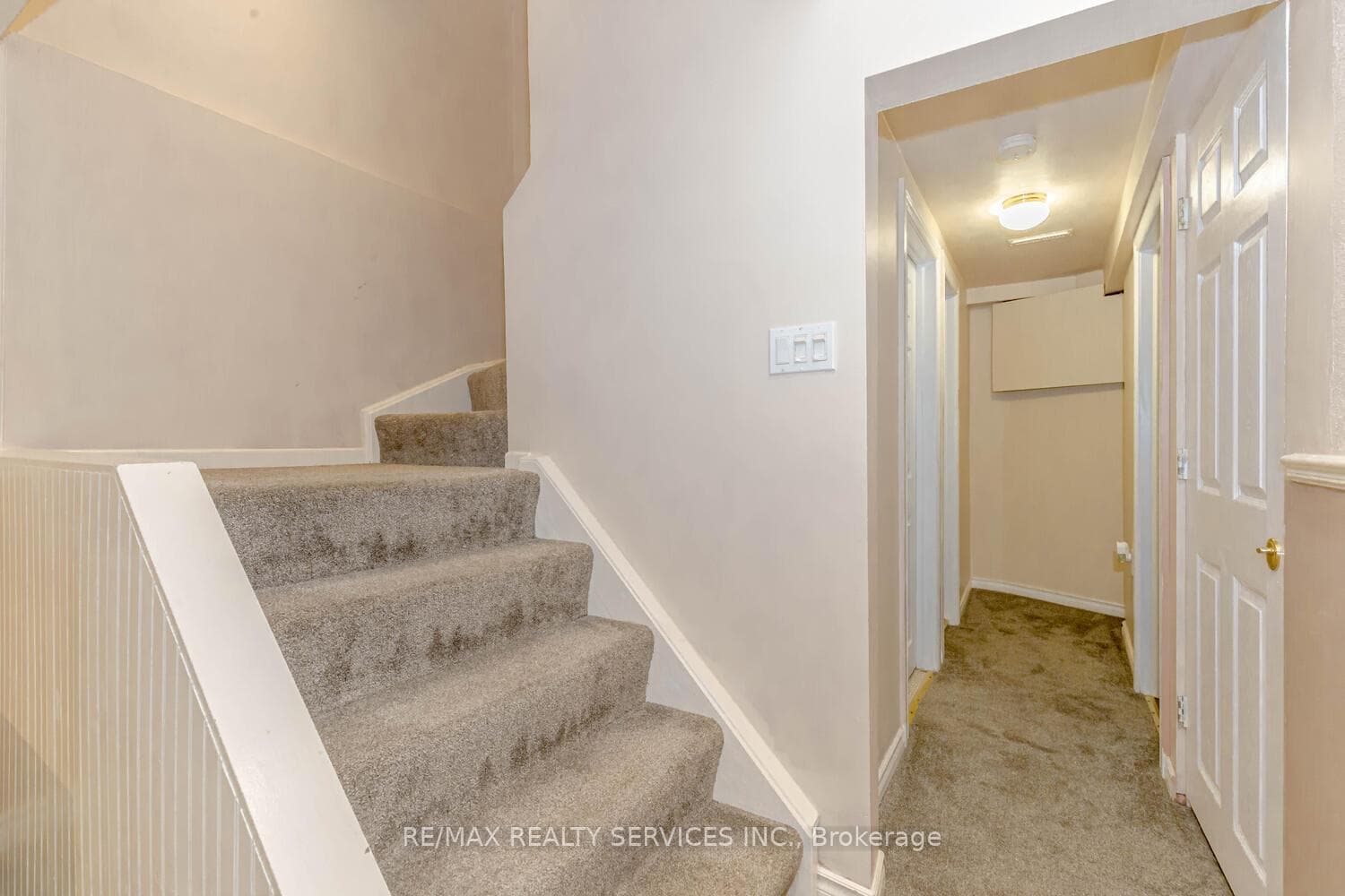 1039 Runnymead Crescent photo 26