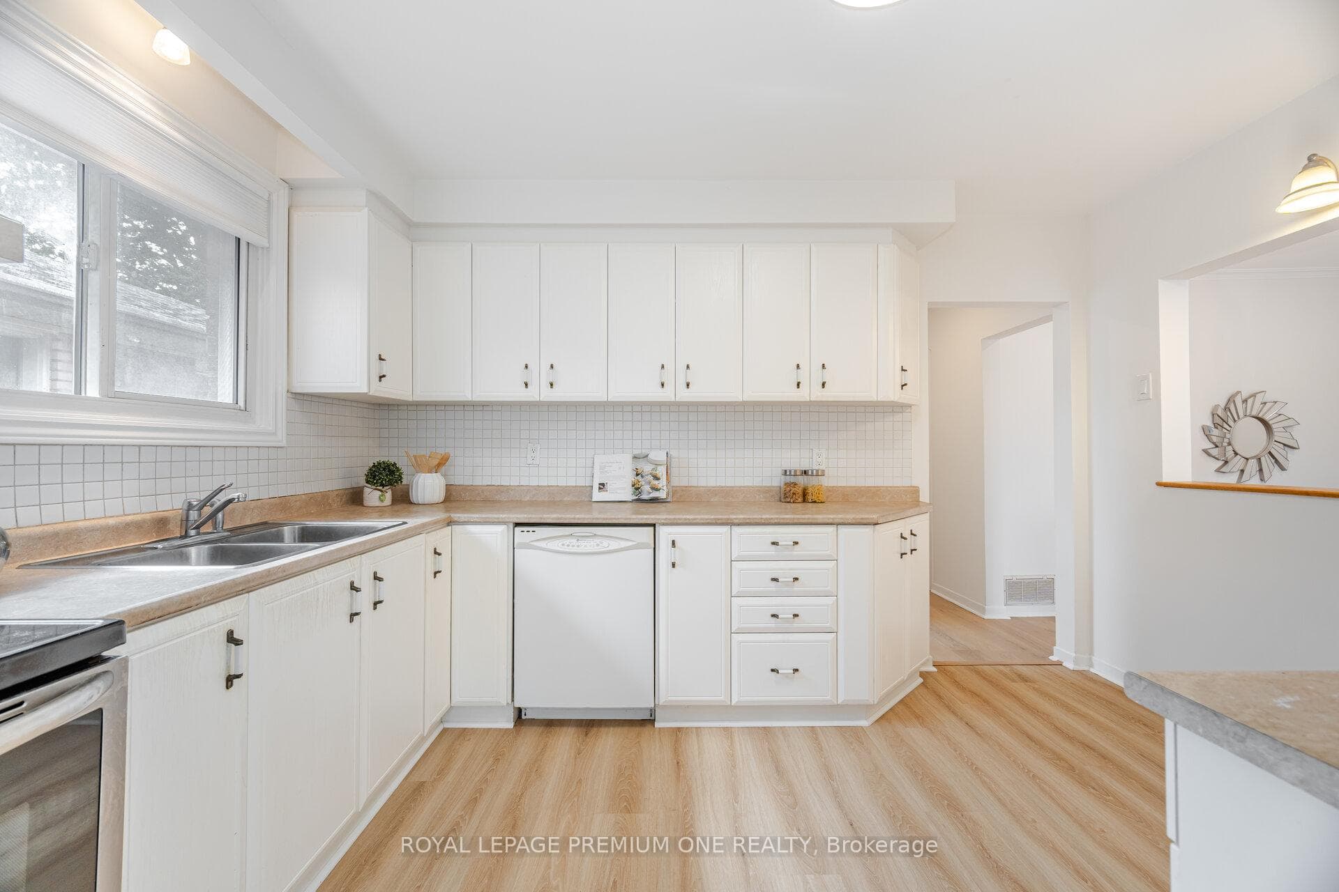 16 Reiber Crescent photo 29