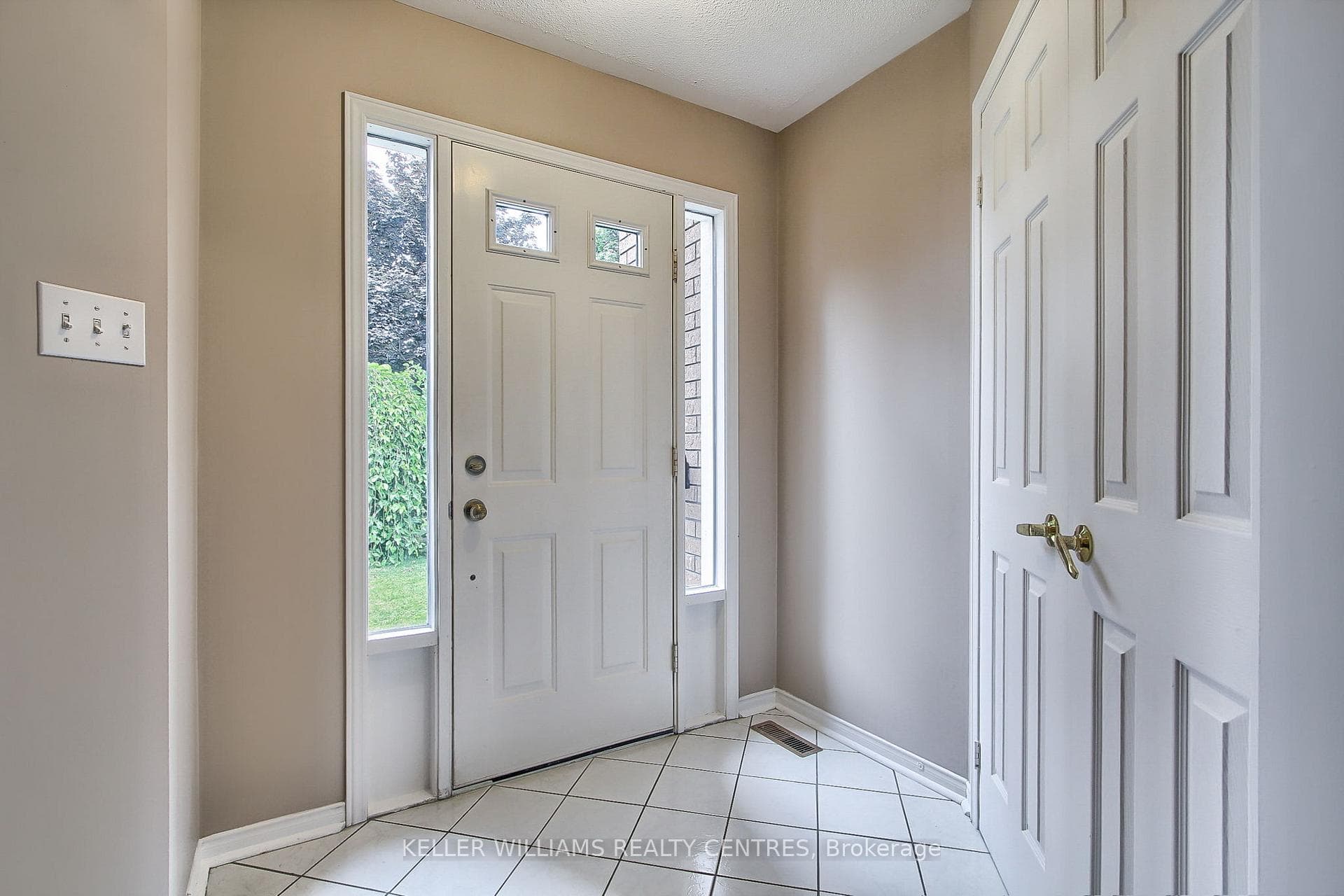 768 College Manor Drive photo 4