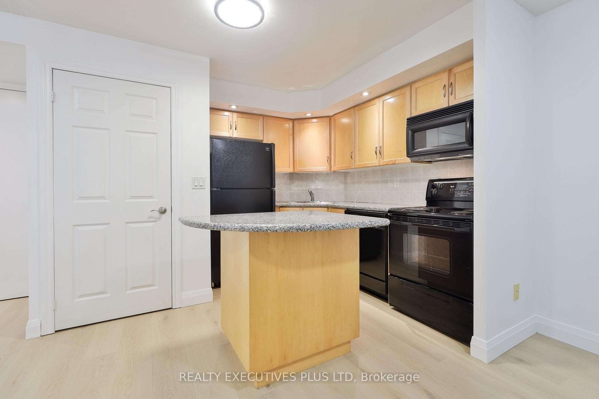 250 Wellington Street Unit 1028 photo 10