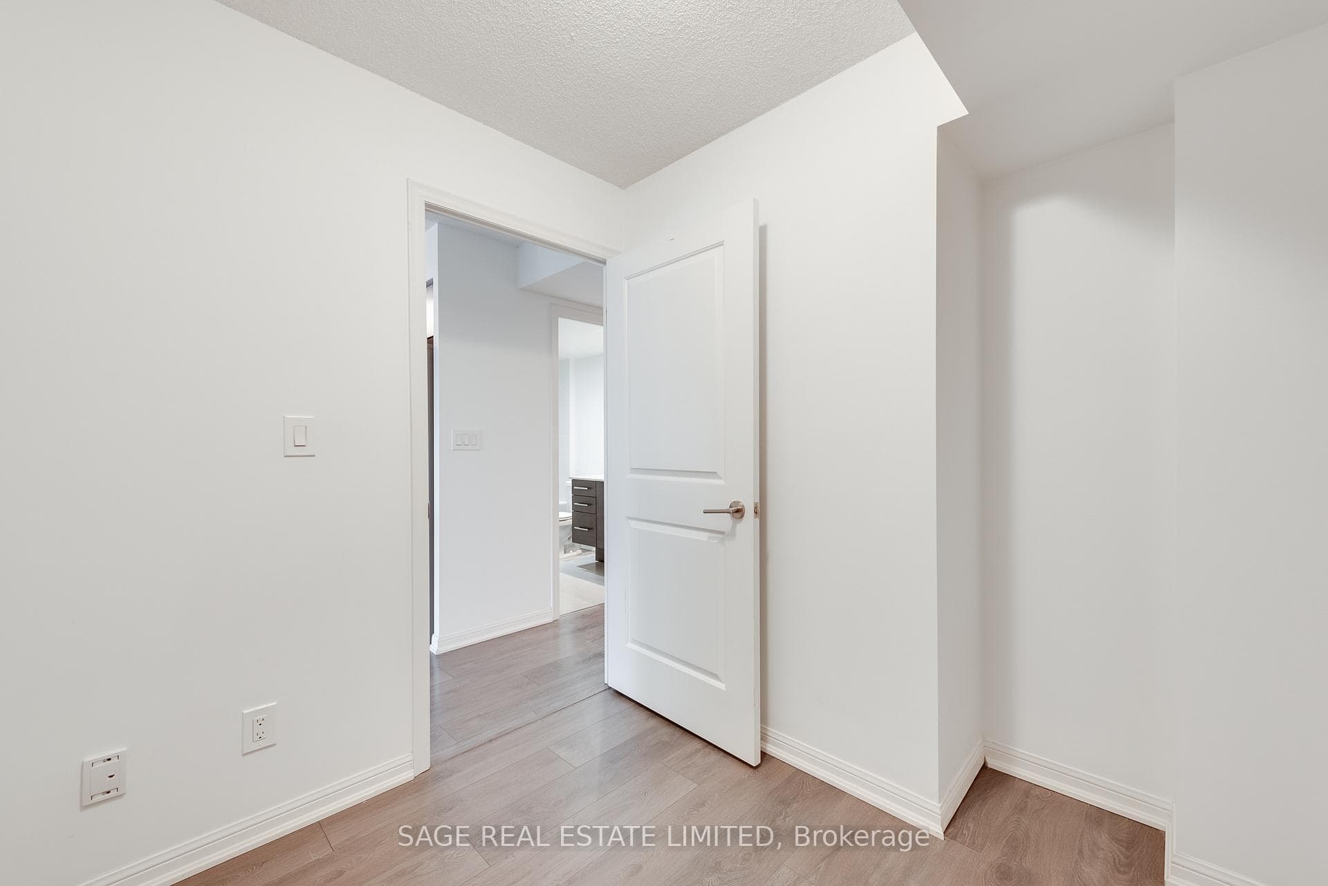 35 Bastion Street Unit 821 photo 13