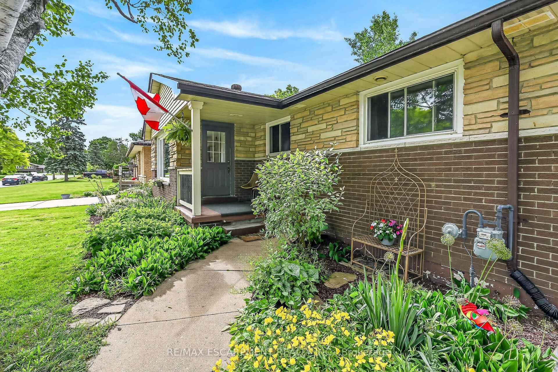 251 Mackenzie Crescent photo 3