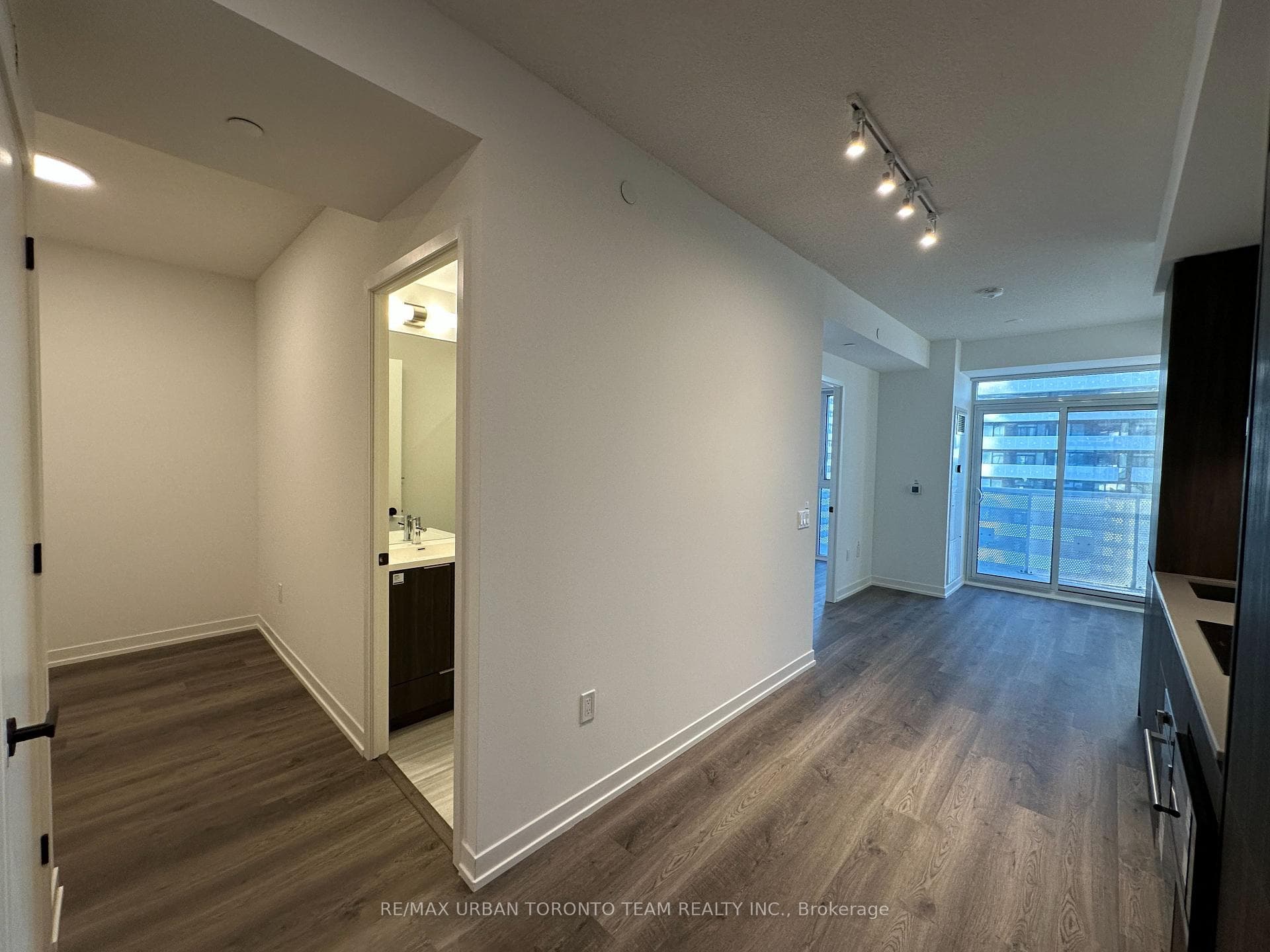 8 Interchange Way Unit 1701 photo 5