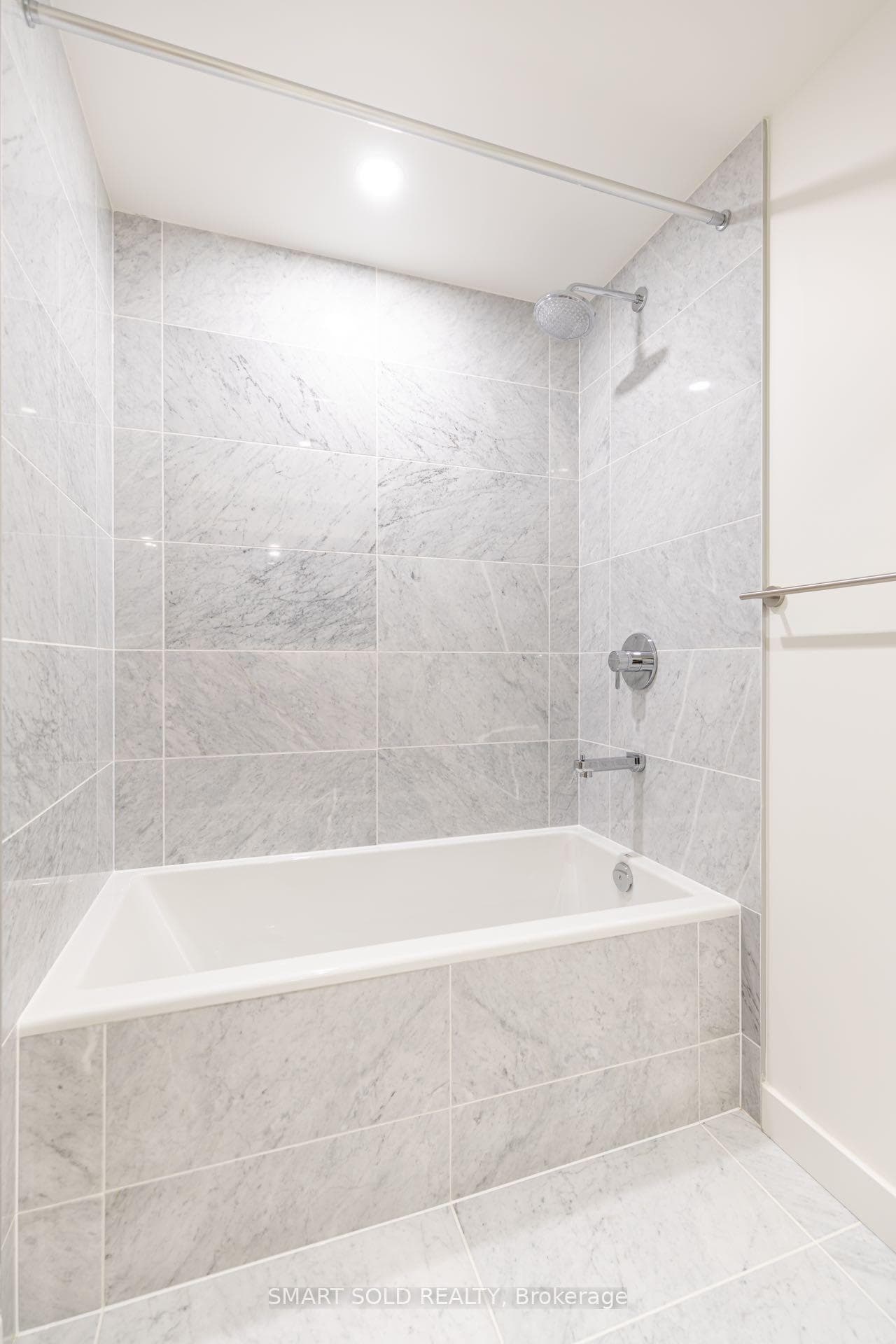 85 Mcmahon Drive Unit 1612 photo 14