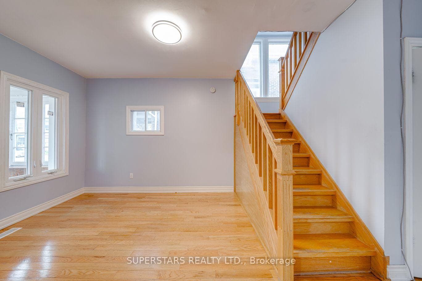 1587 DUFFERIN Street photo 5