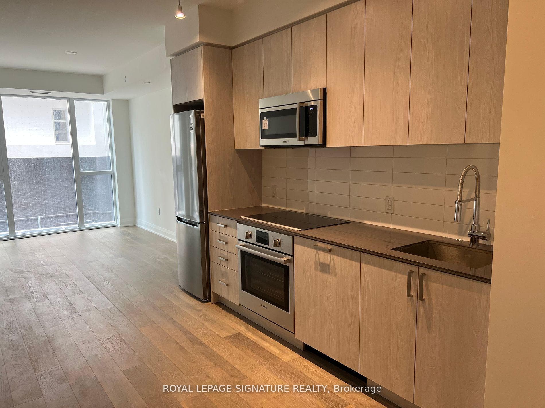 293 The Kingsway Avenue Unit 213 photo 4