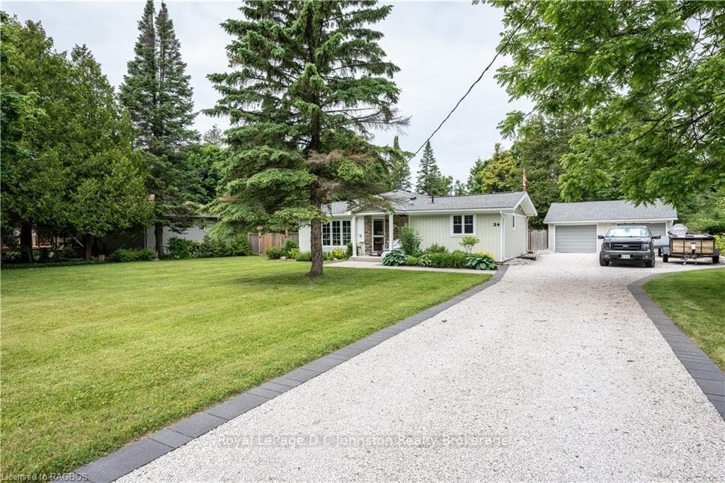 Large driveway with ample parking