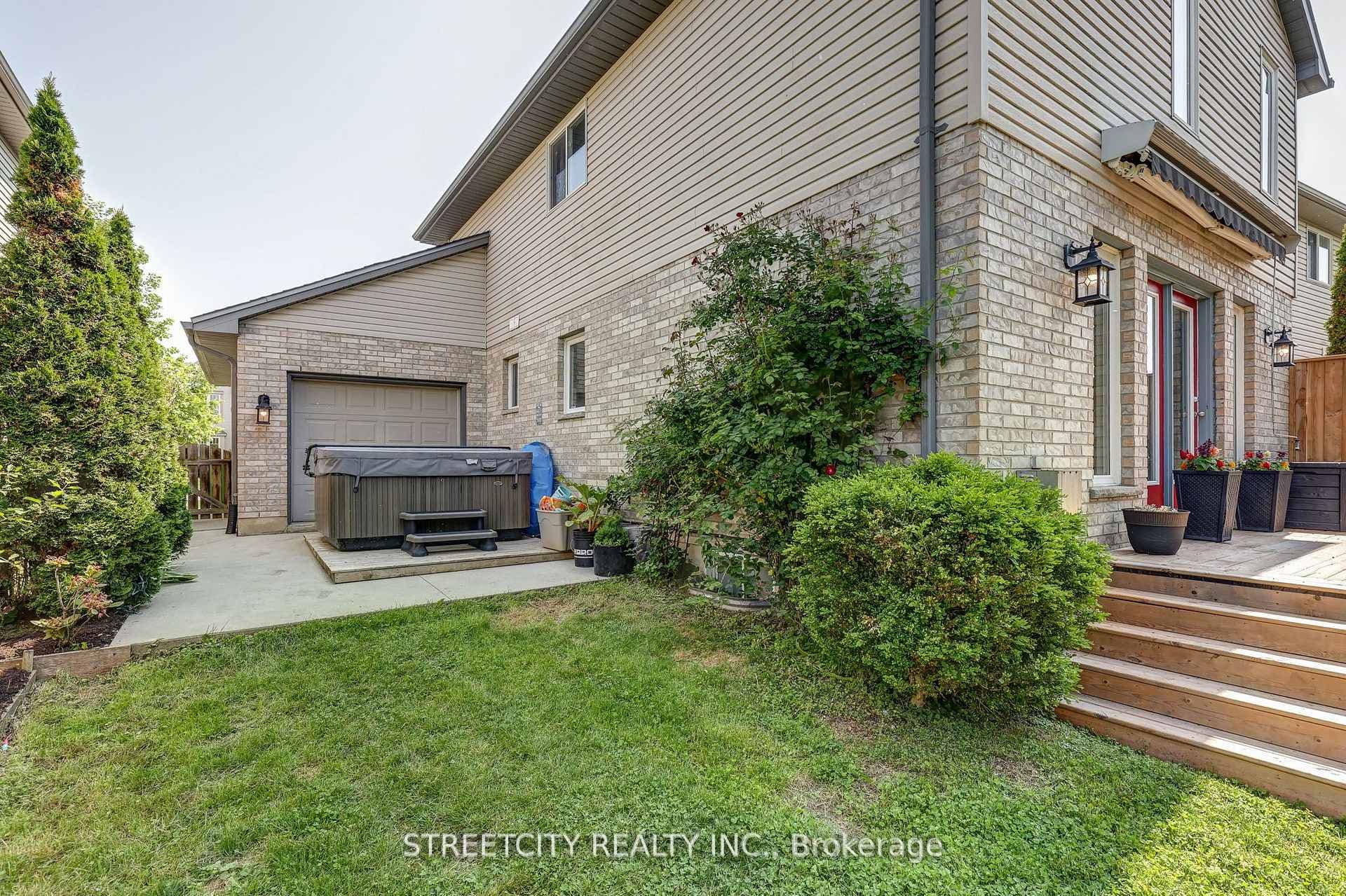61 Meadowvale Drive photo 4