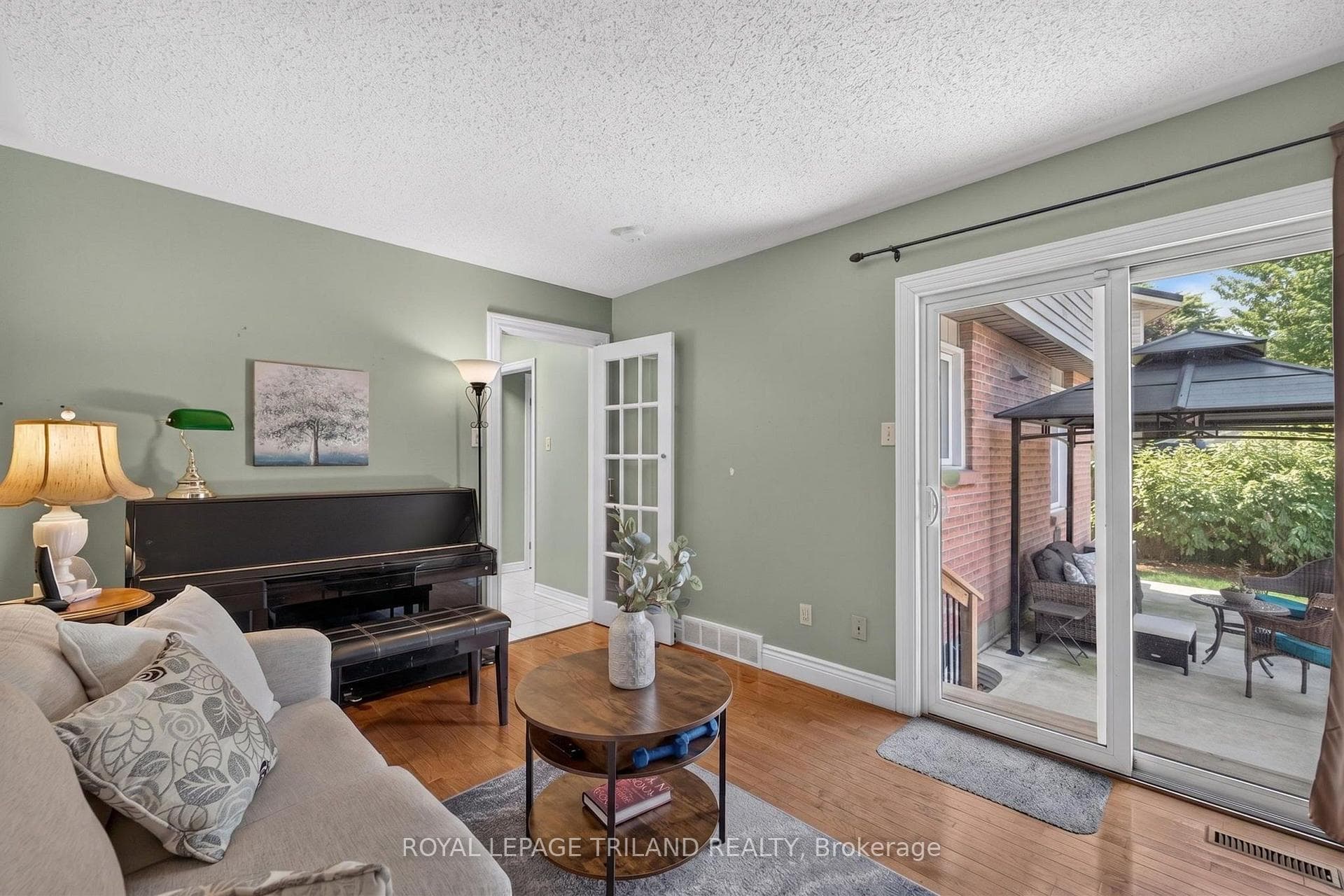 1077 MAHOGANY Crescent photo 17