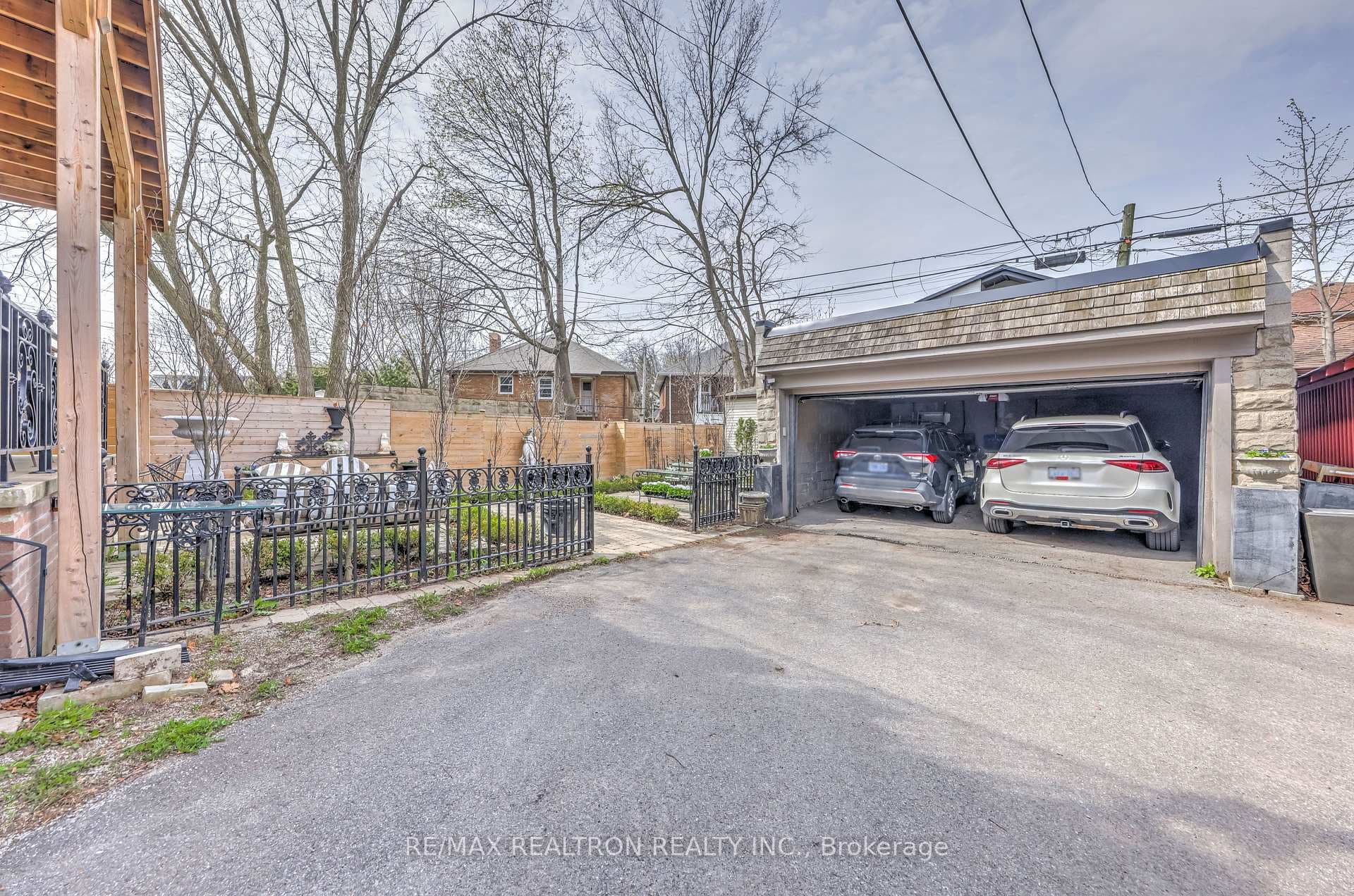 880 Avenue Road photo 32