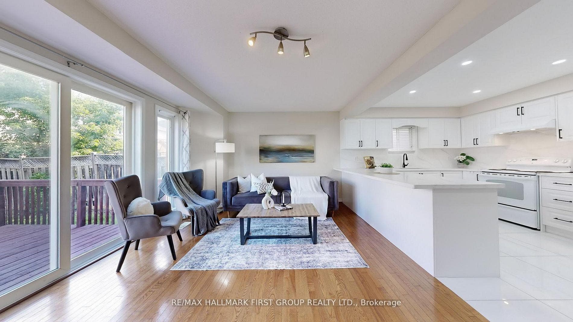 1552 Avonmore Square photo 17