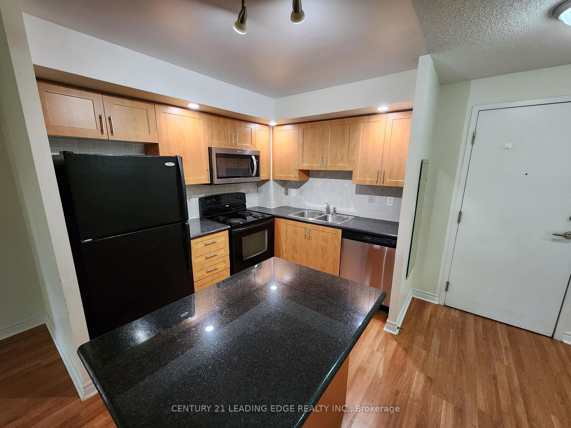 Kitchen area with Island n Backsplash