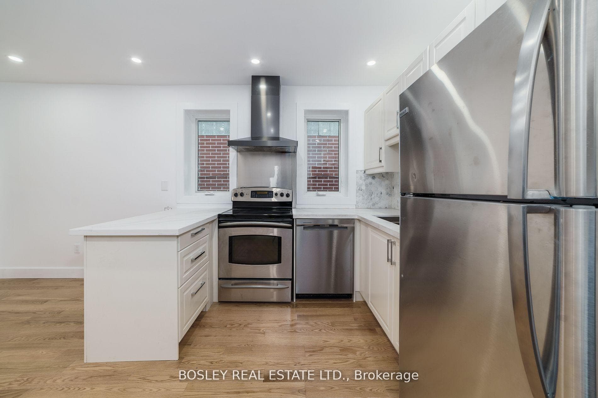 926 Kingston Road Unit A photo 2