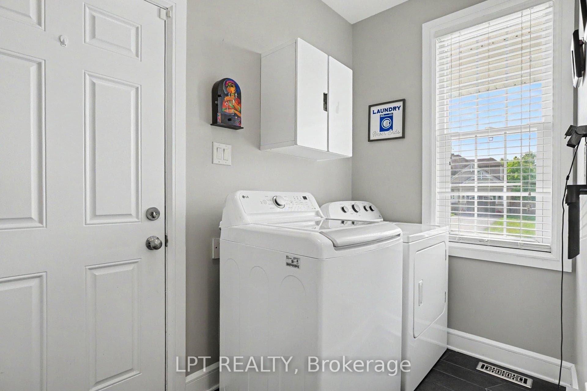 Waterdown 6548 Street photo 13