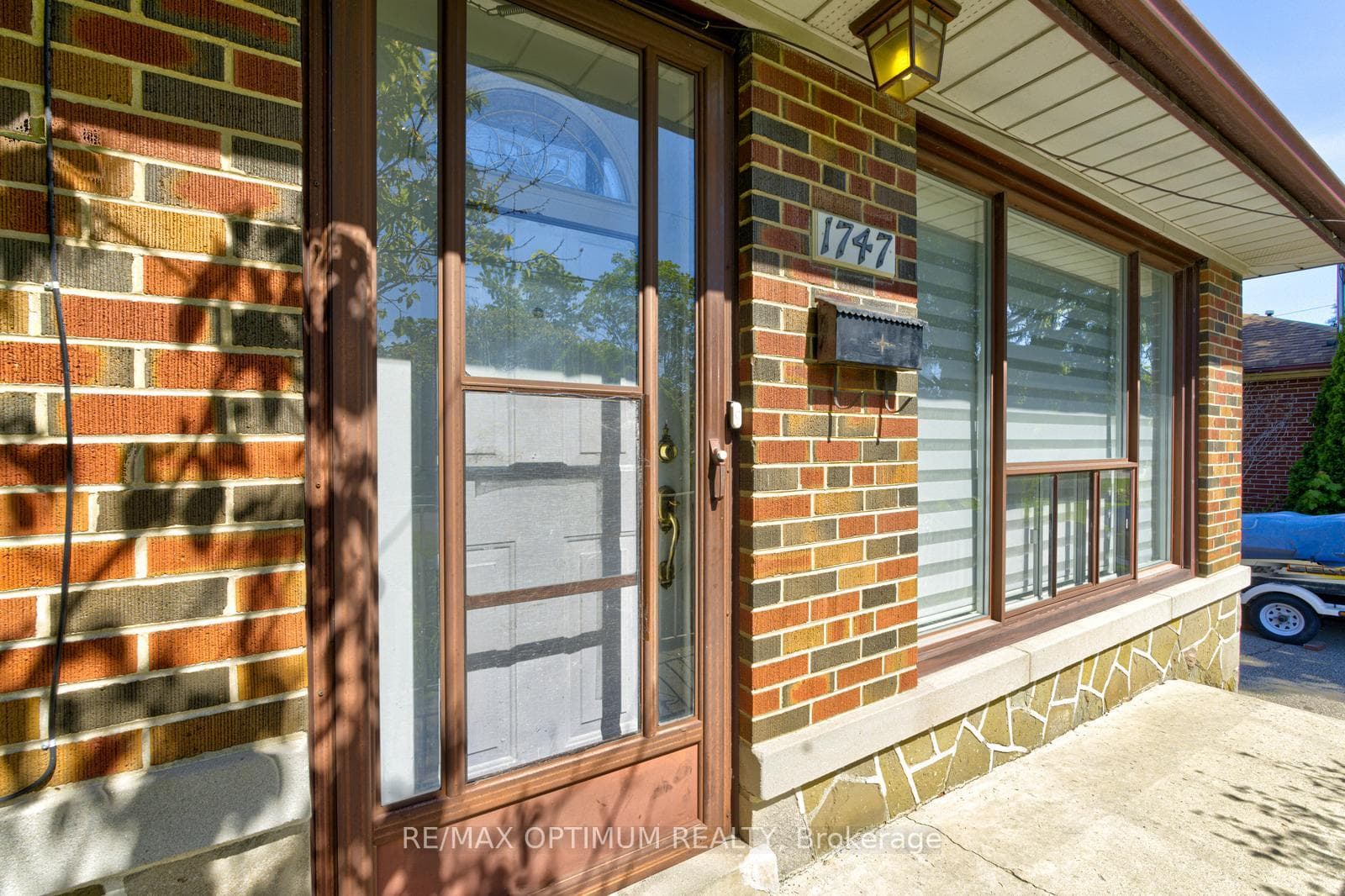 1747 Coram Crescent photo 5