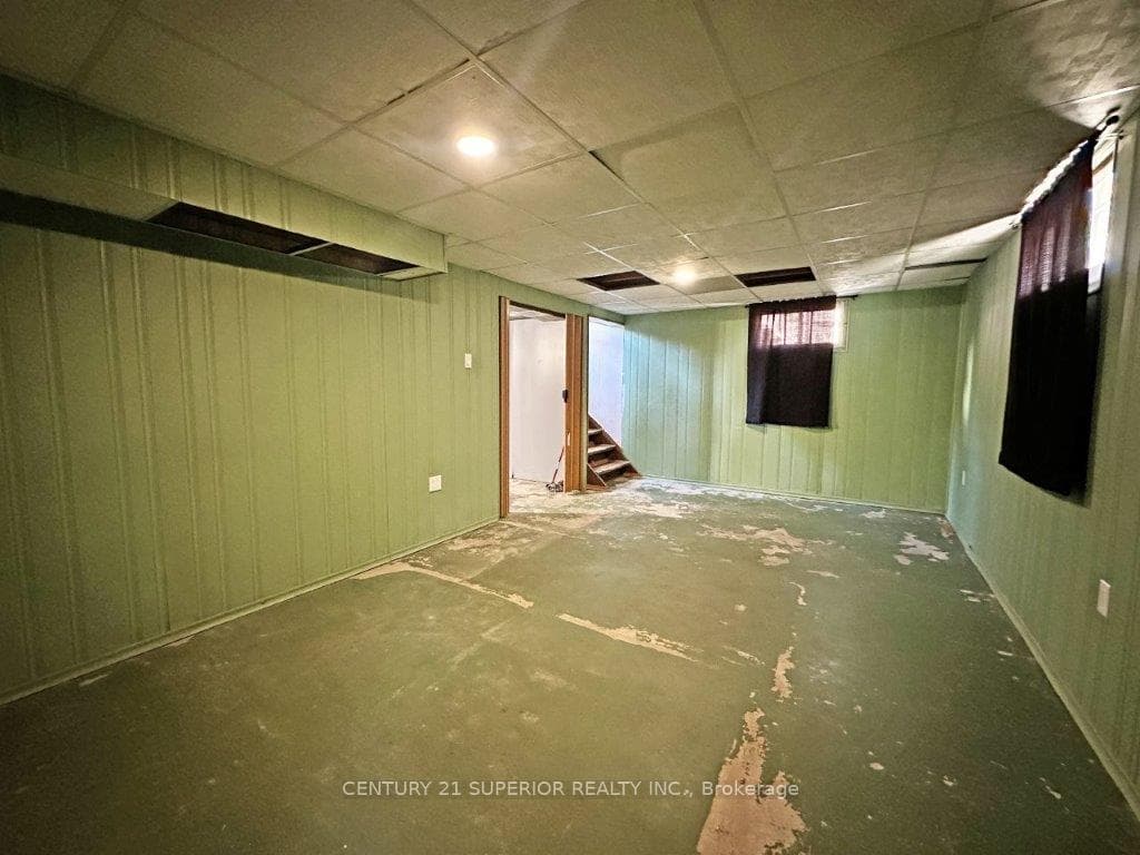 165 McKirdy Ave photo 33