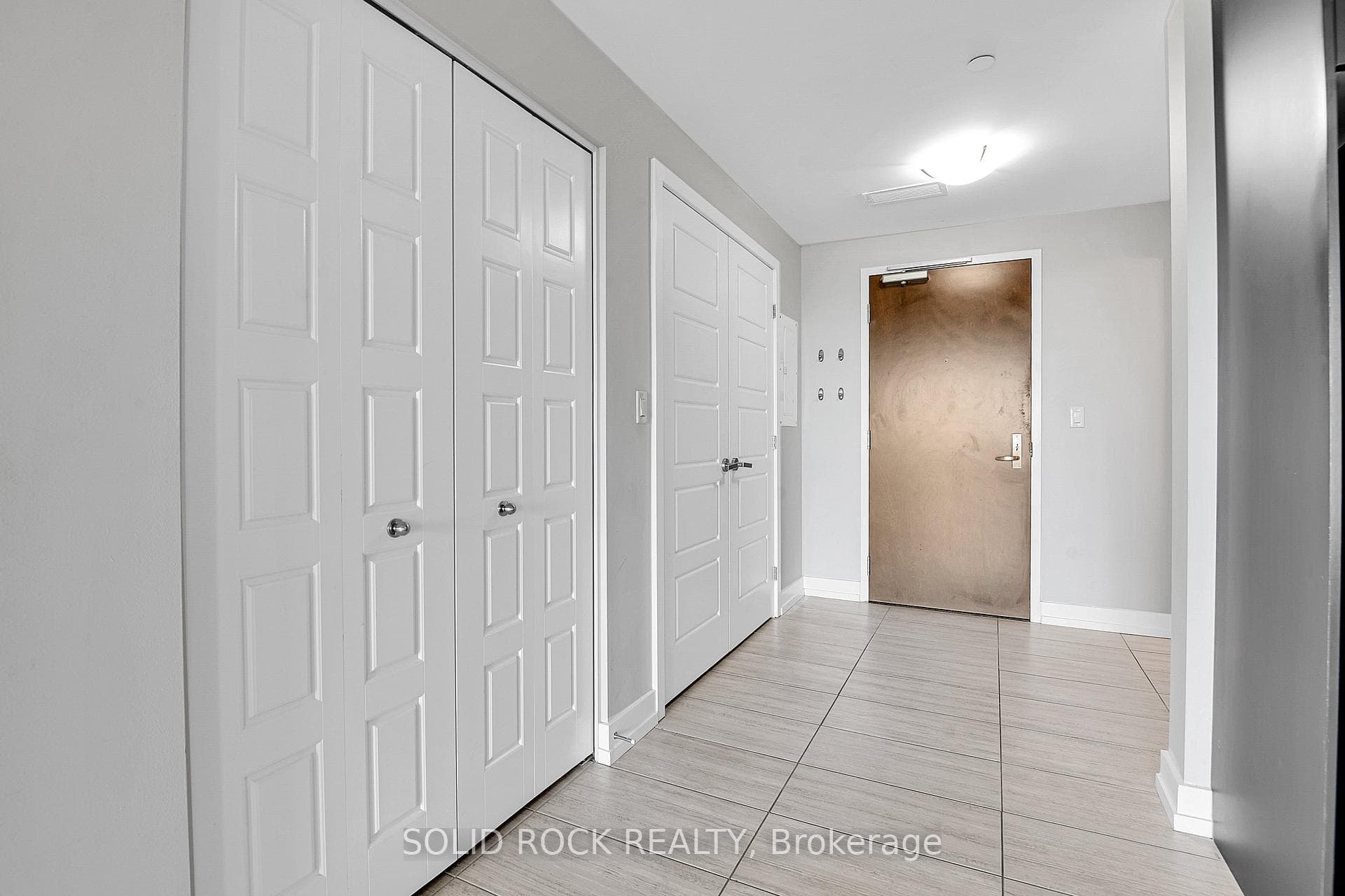 Spacious, wide front entrance