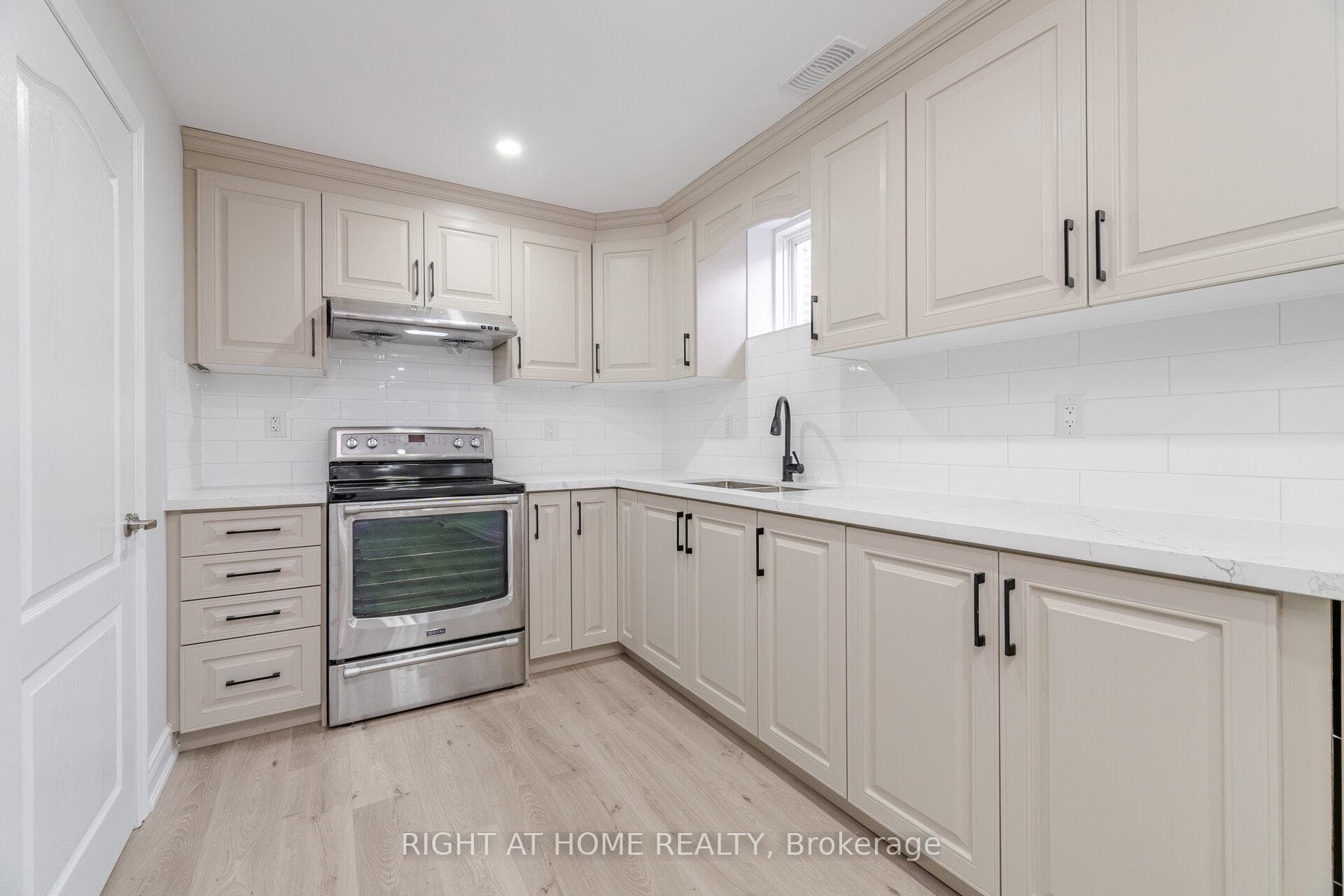 820 Rayner Court photo 32