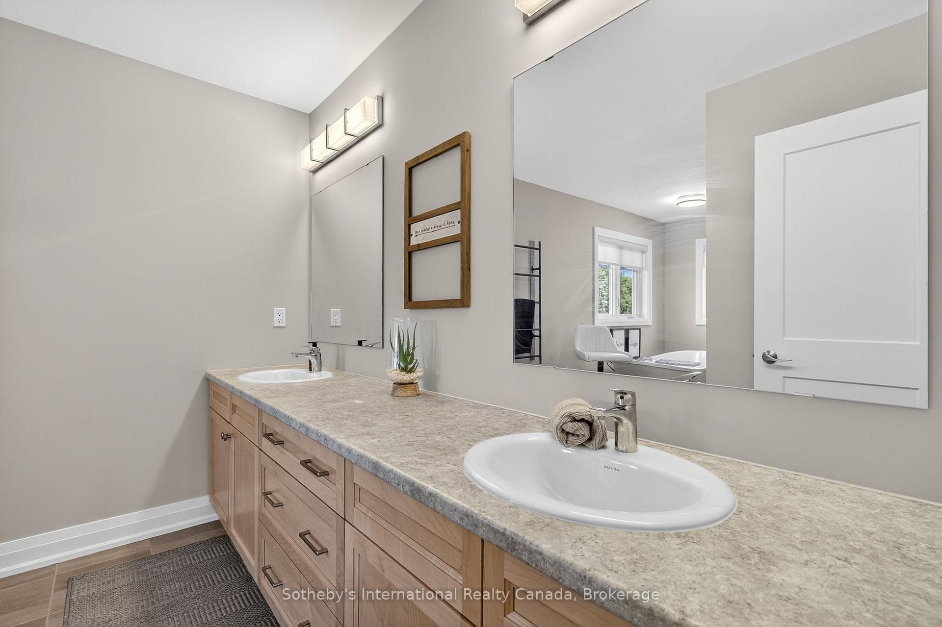 Primary Ensuite w/double sinks